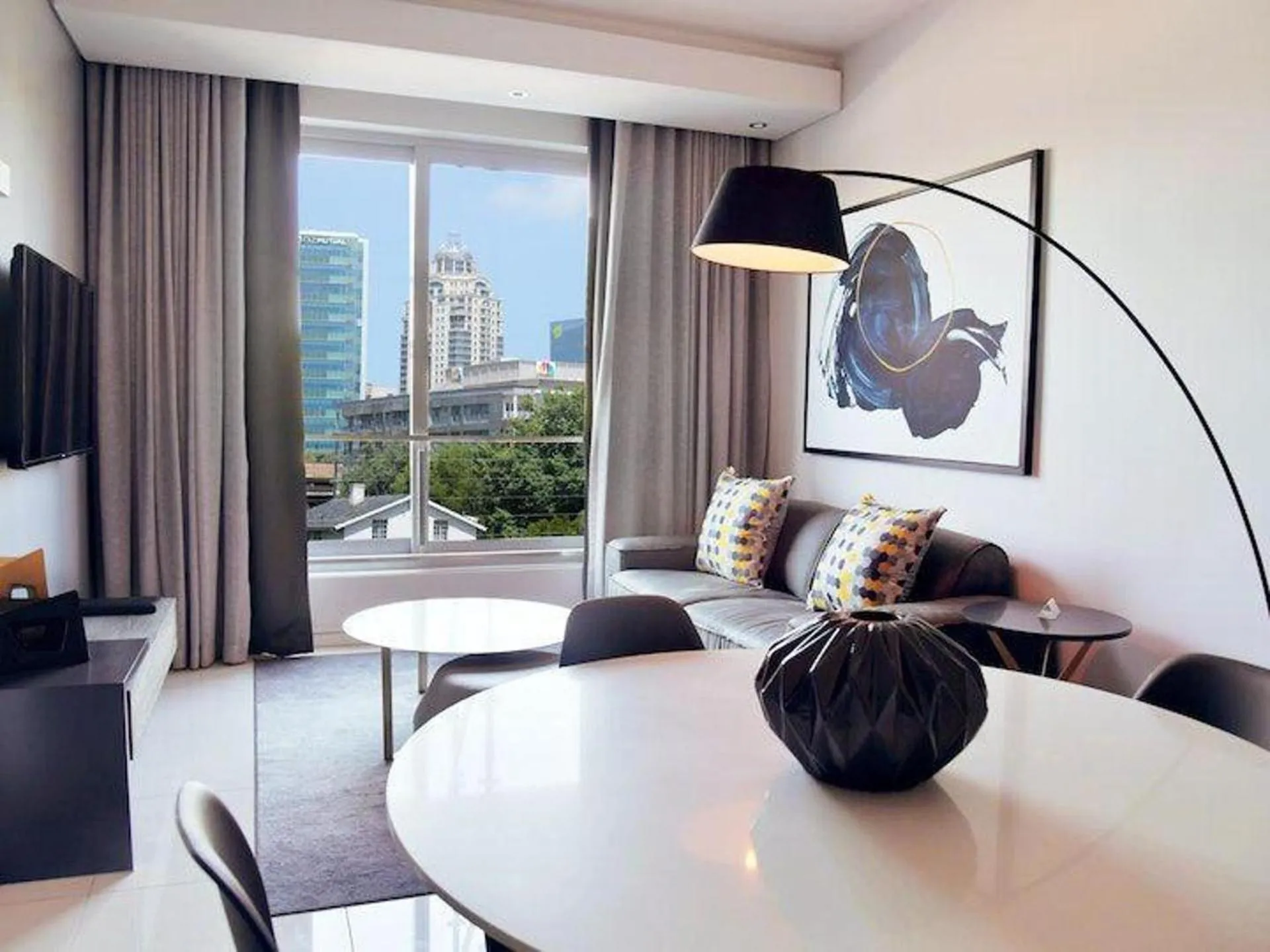 Apartment - Sleeps 4 - Pool - Balcony - Parking