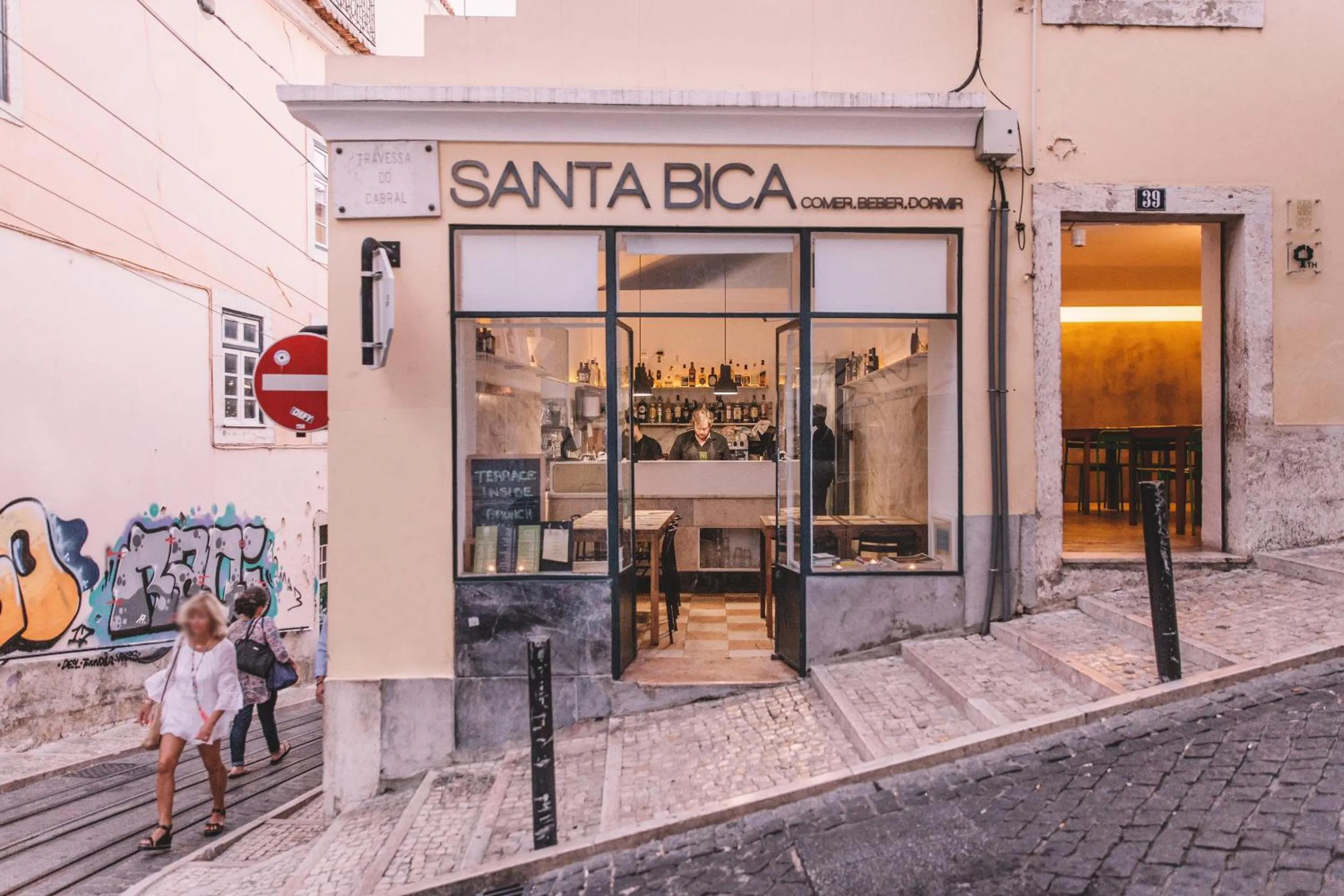 Facade/entrance in Santa Bica Eat Drink & Sleep