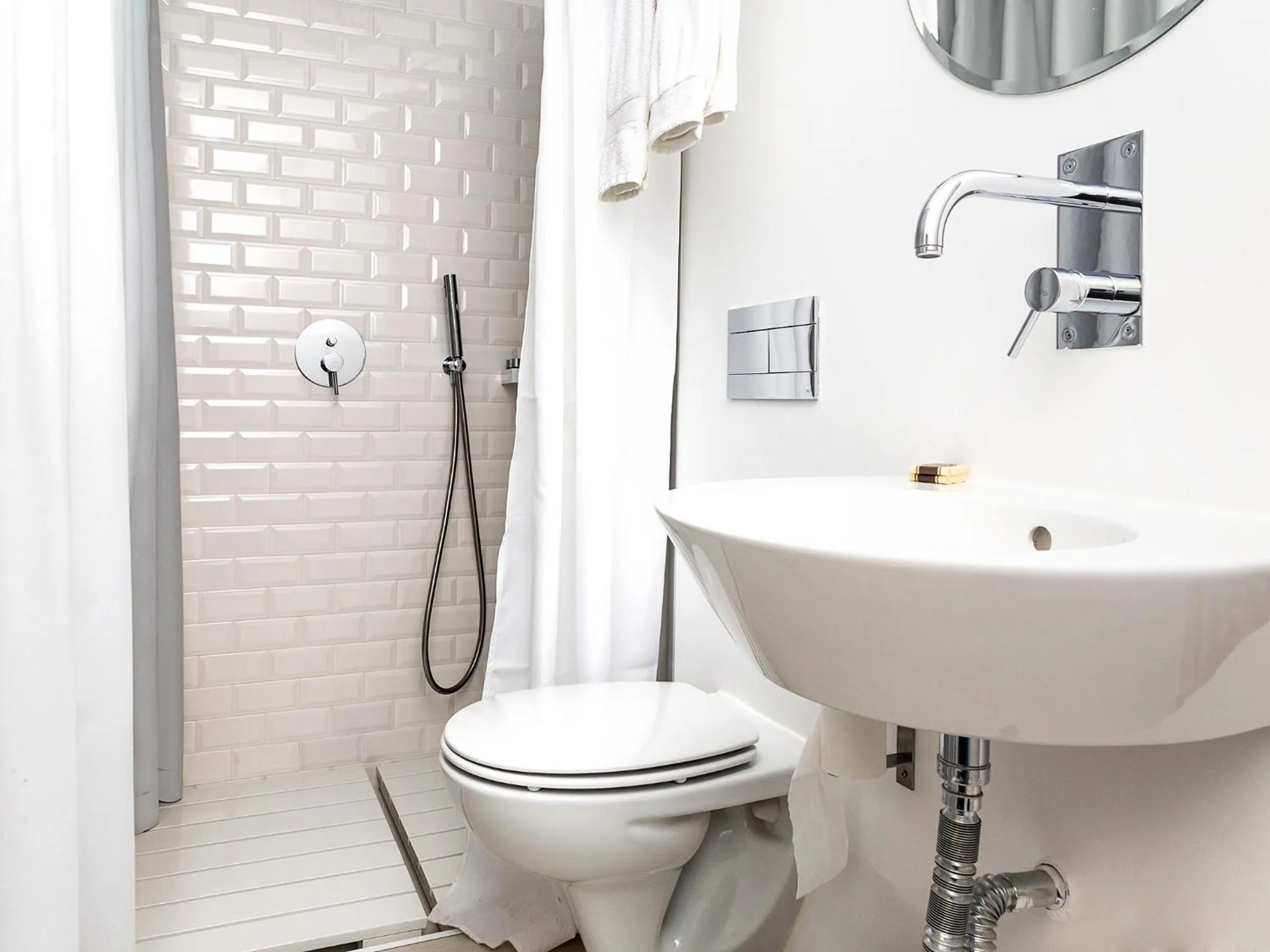 Bathroom in Santa Bica Eat Drink & Sleep