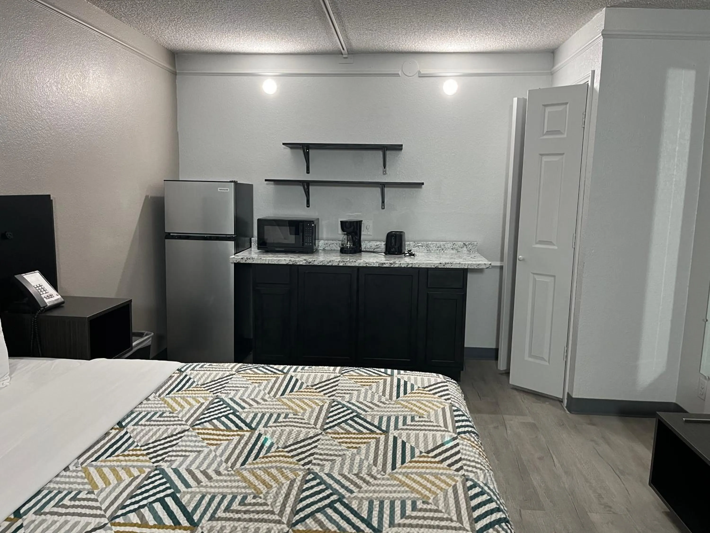 Bed in Studio 6 Phoenix, AZ Midtown