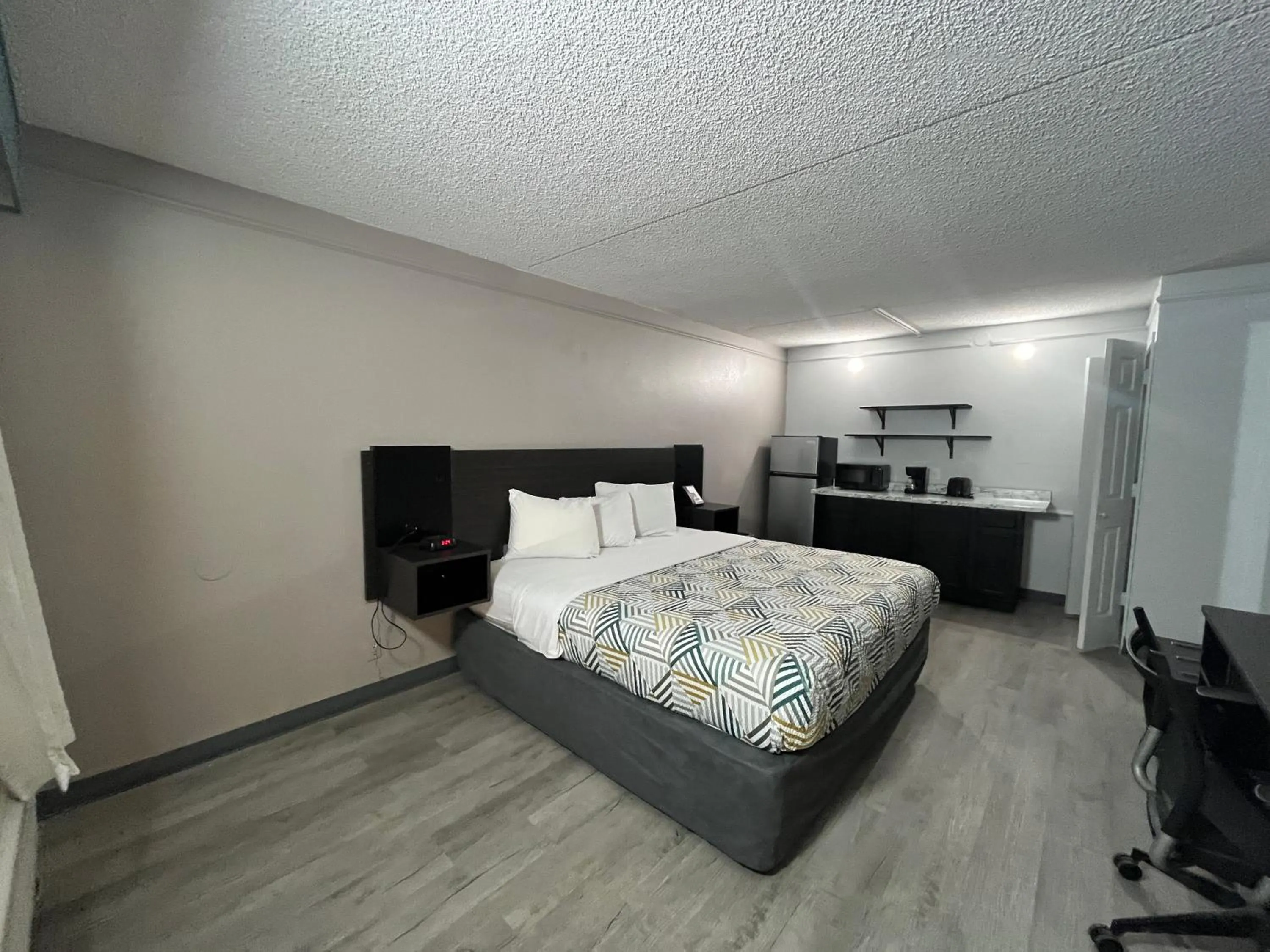 Bed in Studio 6 Phoenix, AZ Midtown