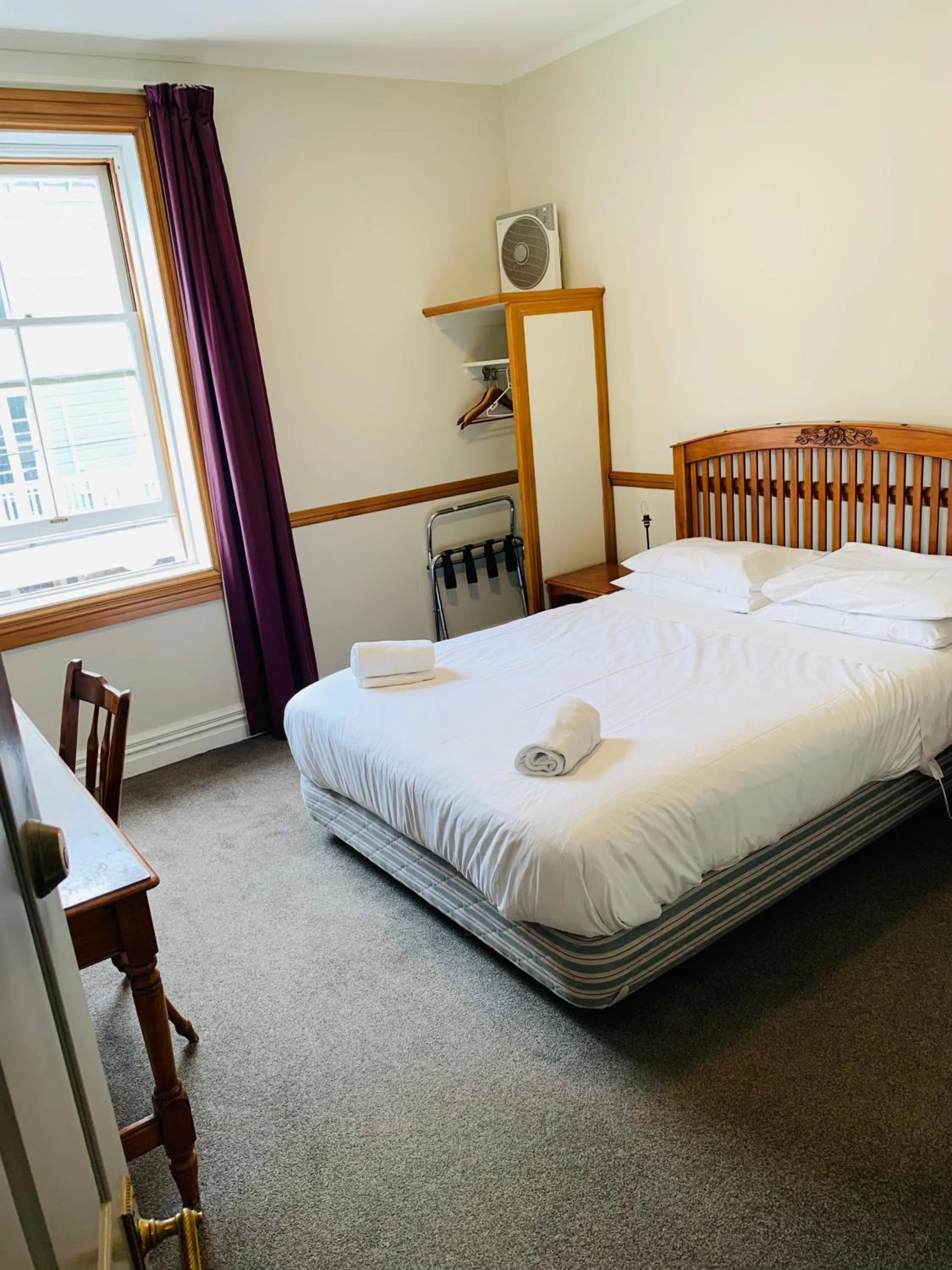 Bedroom, Bed in Shepherds Arms Hotel