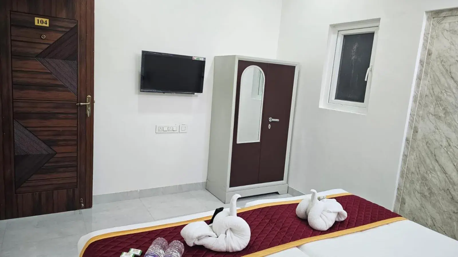 Photo of the whole room, Bed in MetroResidency com Photo of the whole room, Bed in MetroResidency com