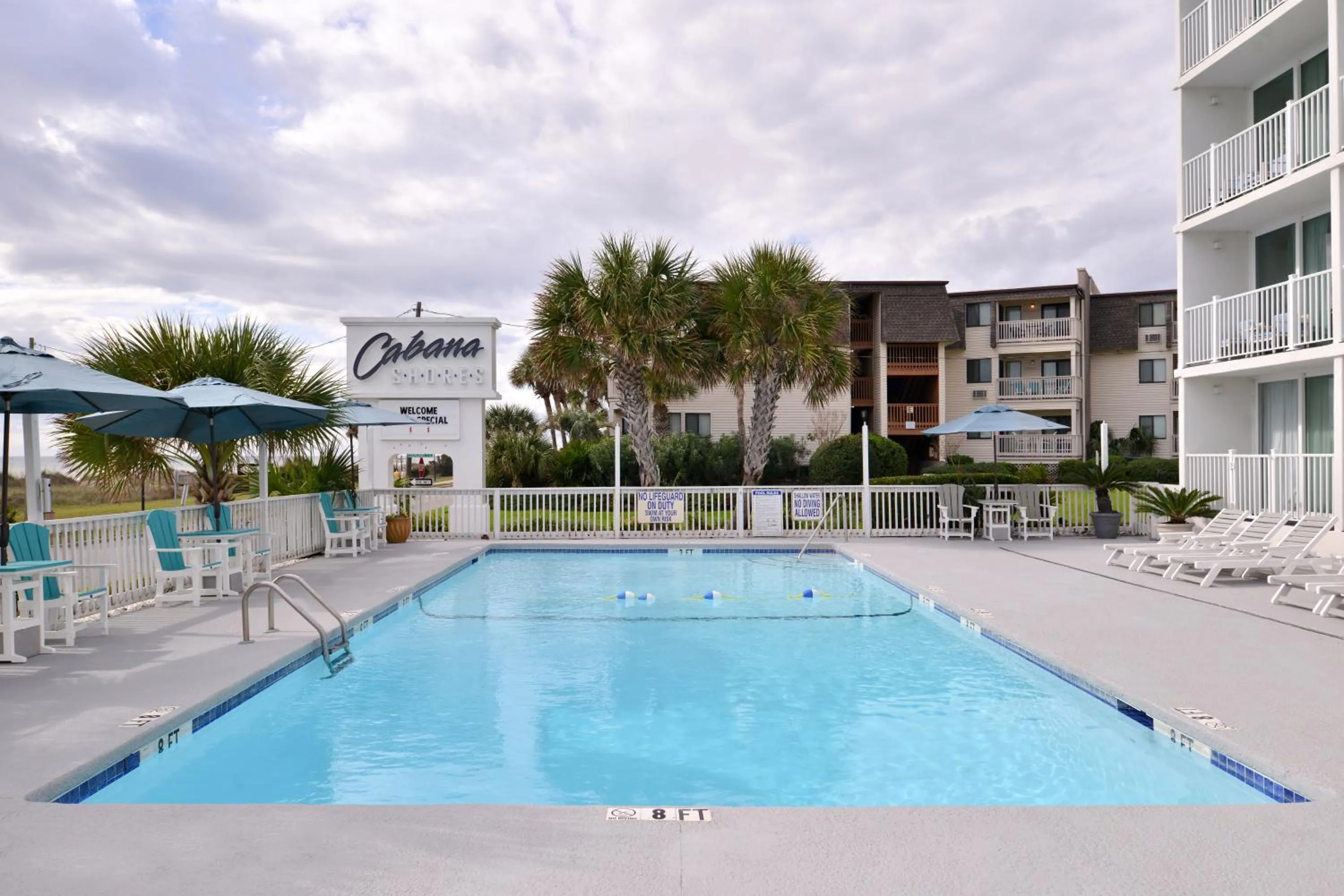 Swimming pool in Cabana Shores Hotel