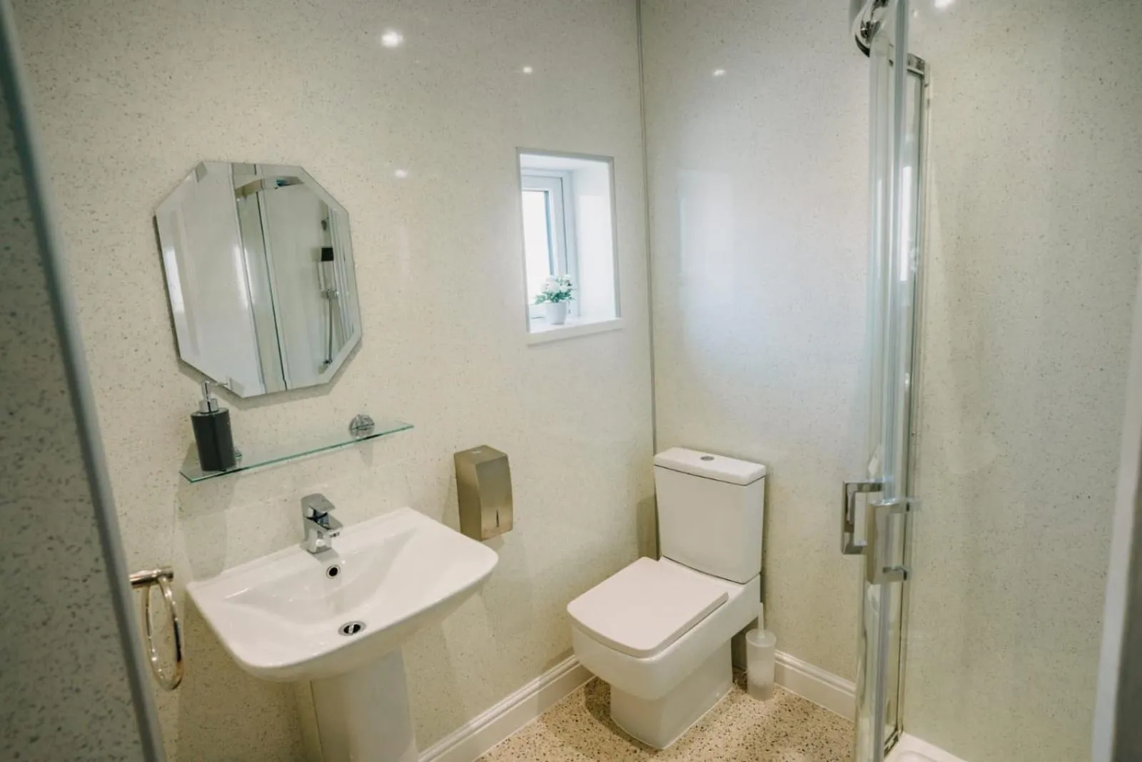 Bathroom in OYO Minerva Guesthouse