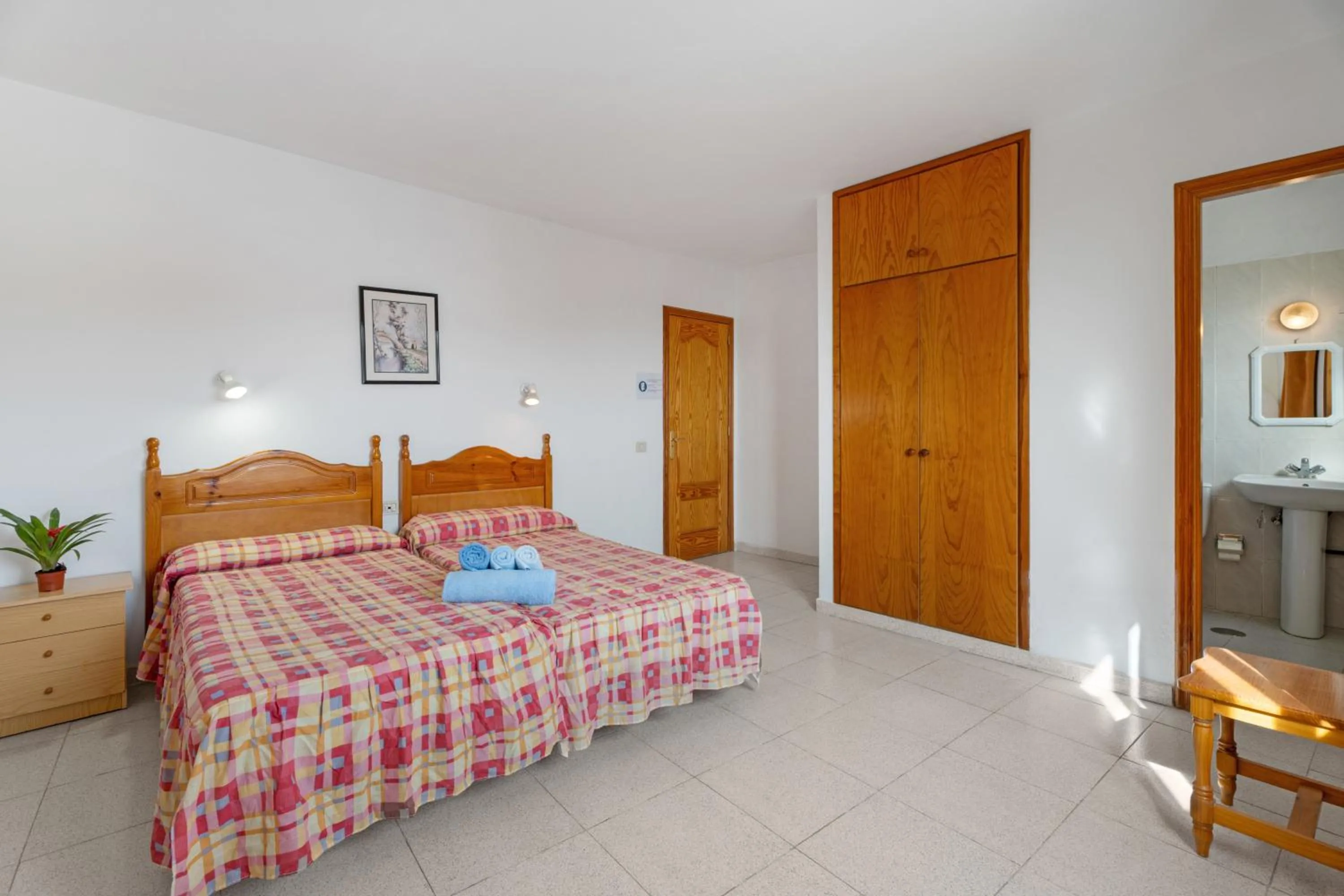 Living room, Bed in Hotel Germán