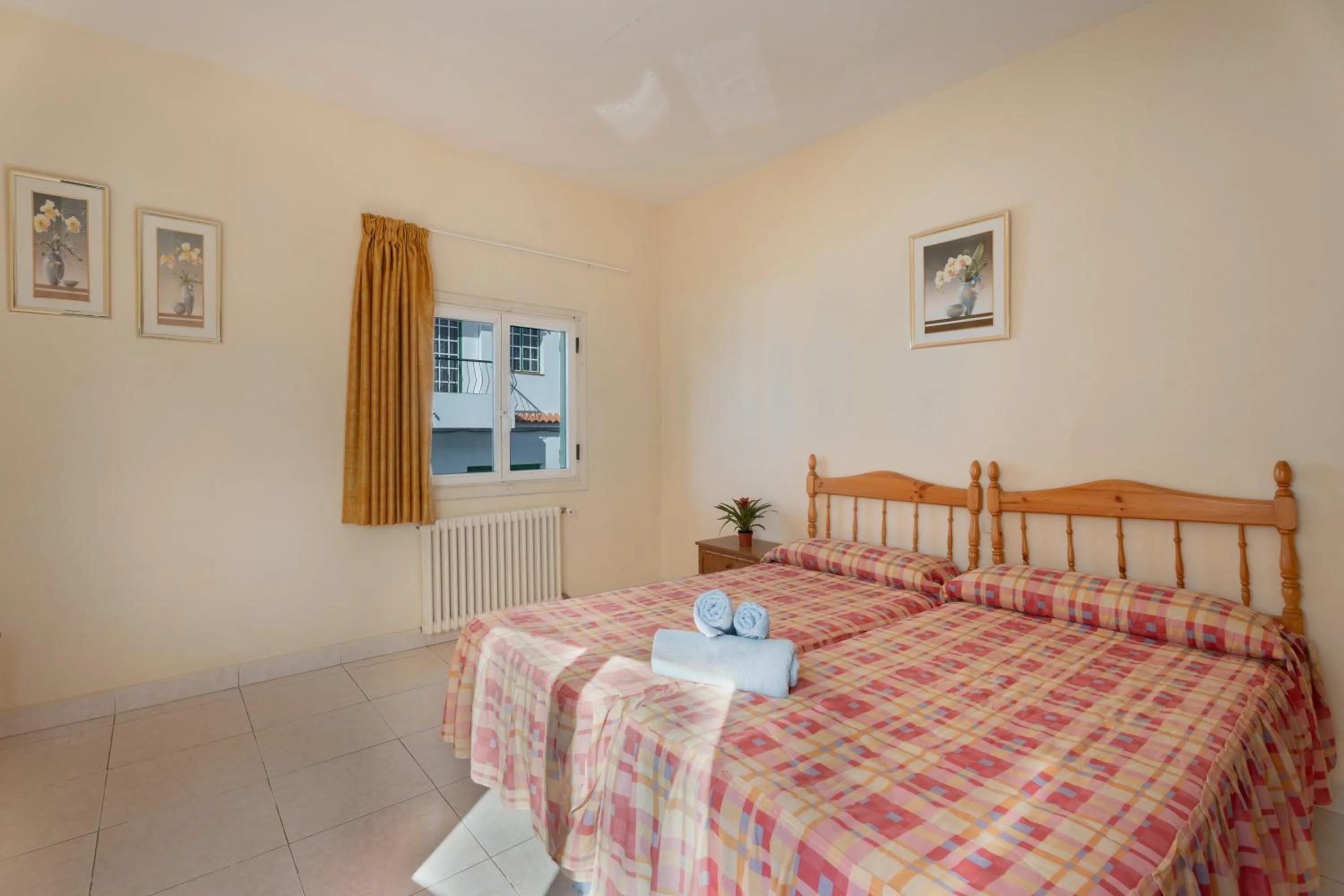 Property building, Bed in Hotel Germán
