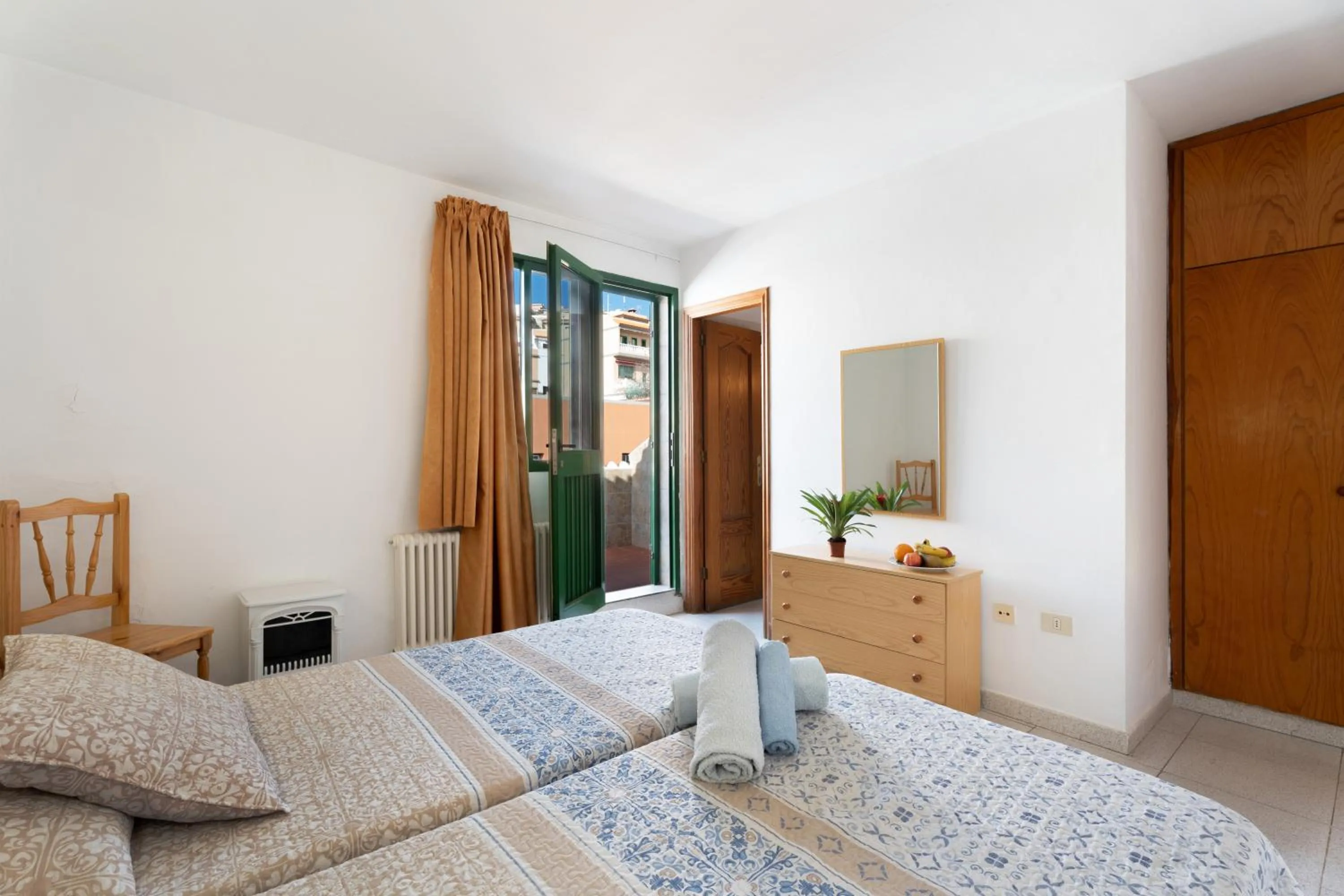 Living room, Bed in Hotel Germán