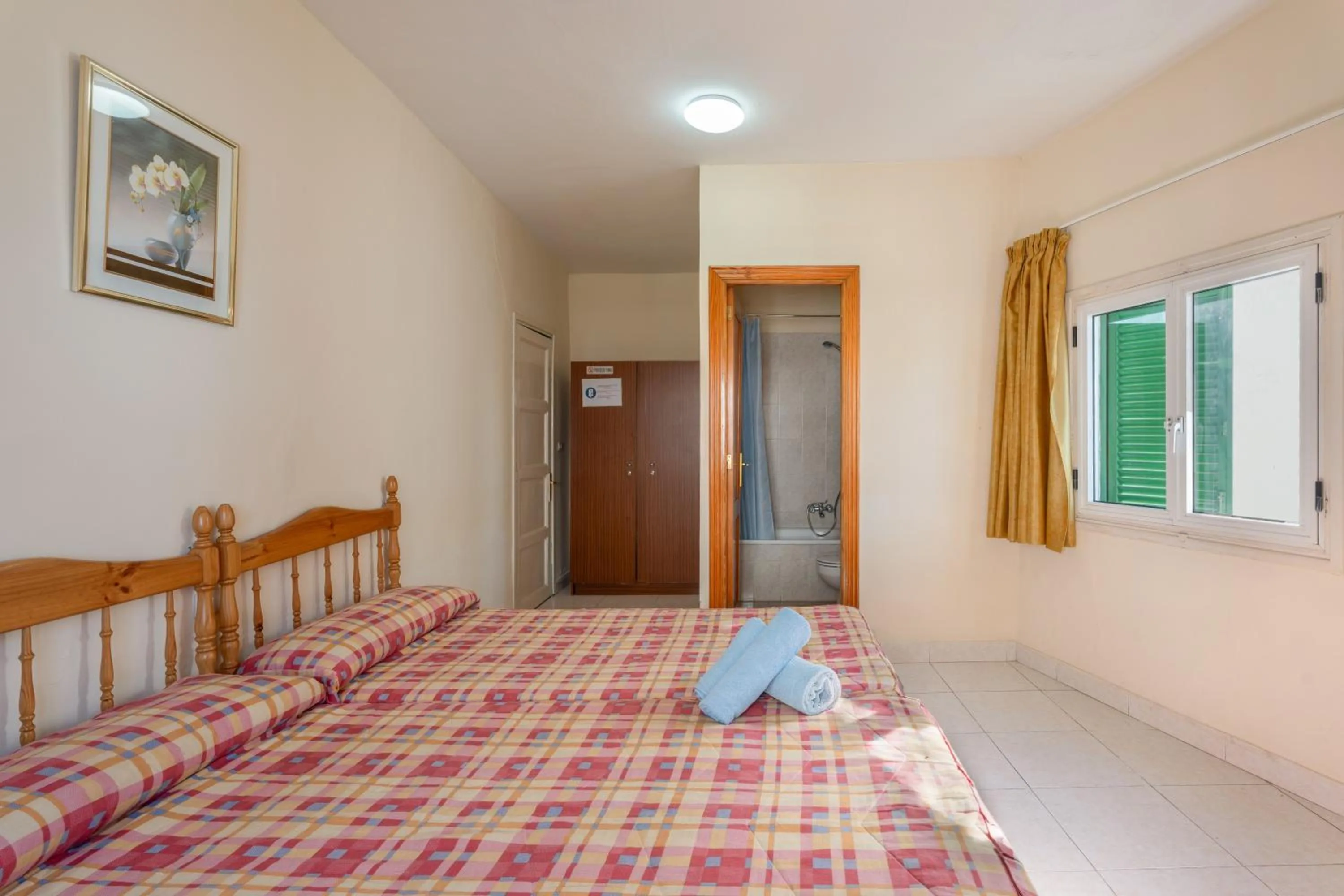 Property building, Bed in Hotel Germán