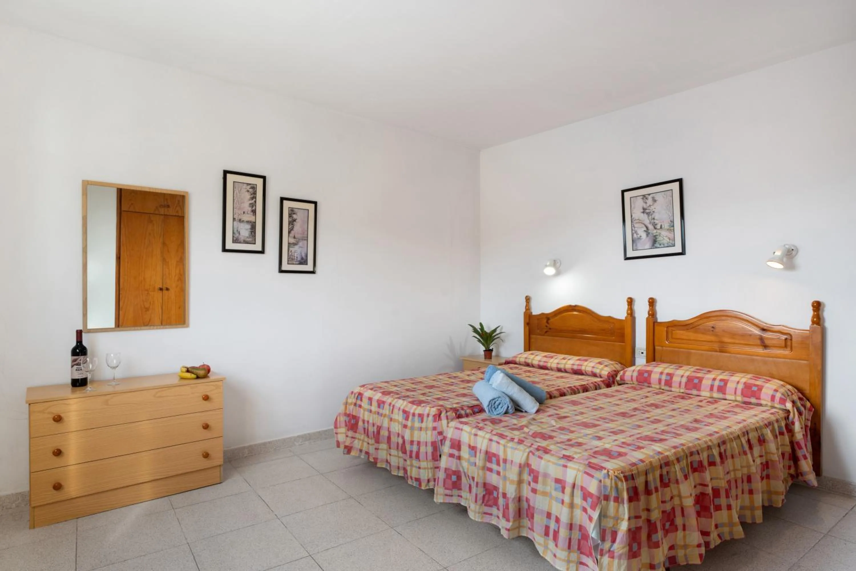 Living room, Bed in Hotel Germán
