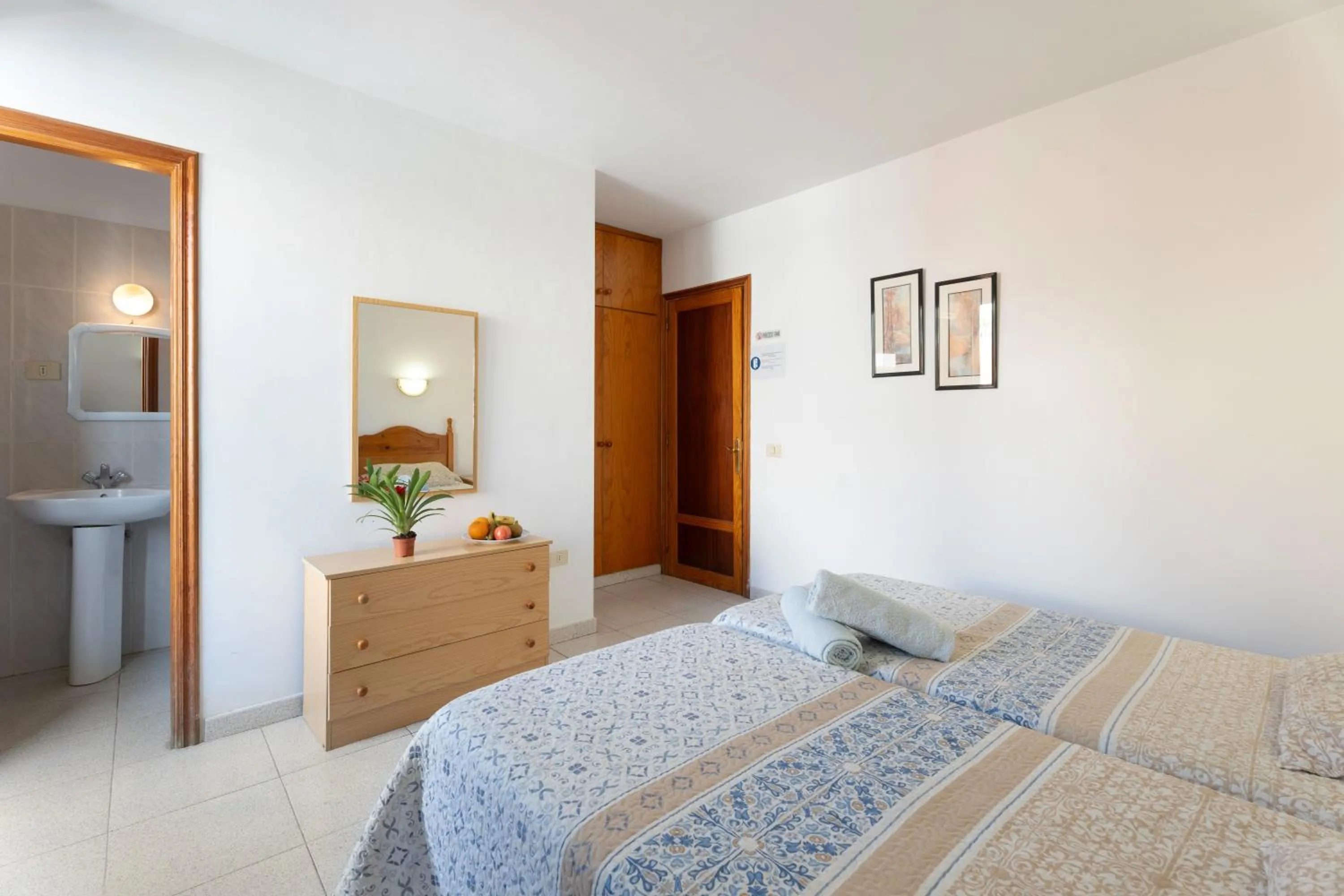 Living room, Bed in Hotel Germán