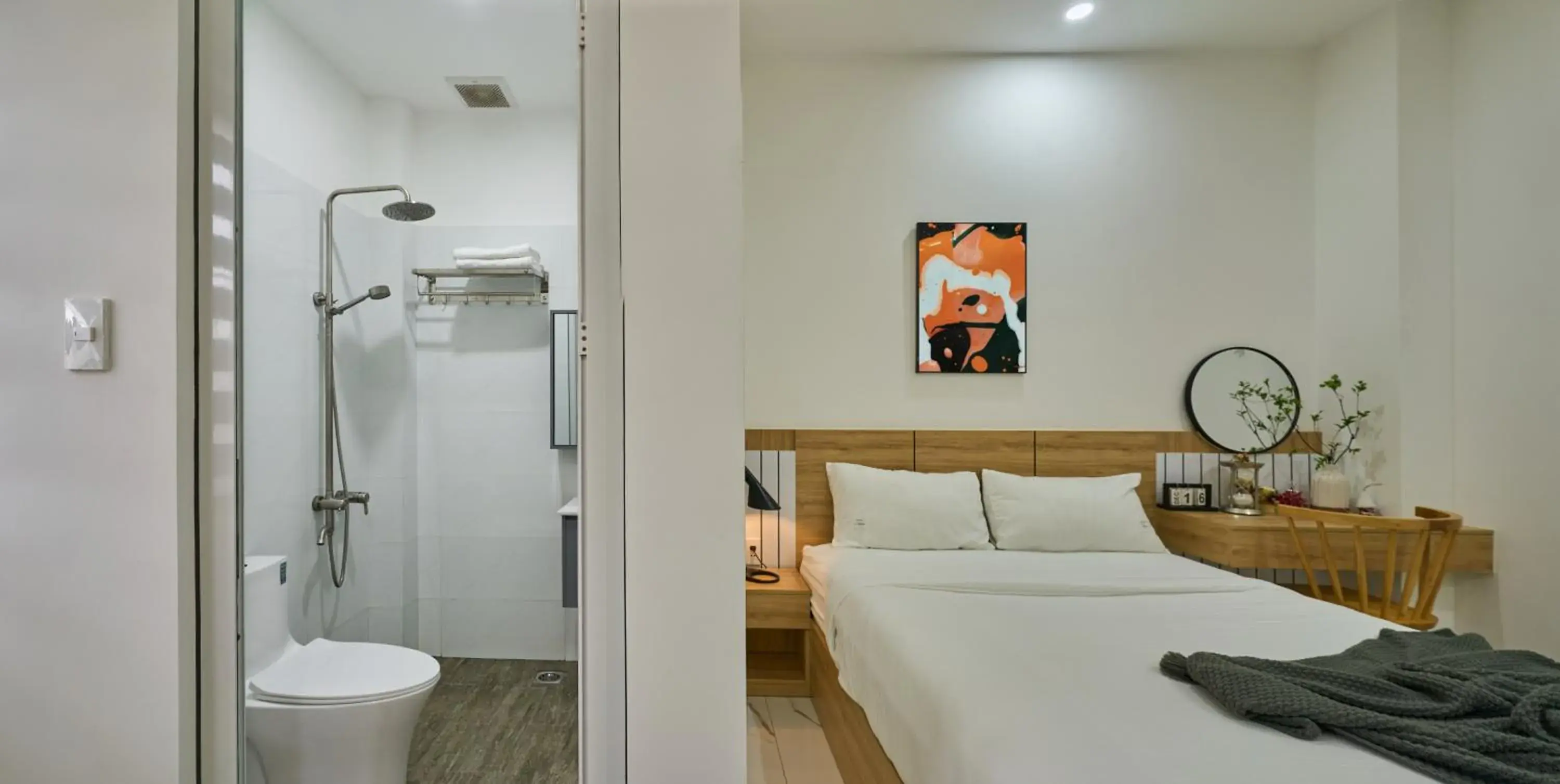 Shower, Bed in Green Riverside Hotel & Apartment Shower, Bed in Green Riverside Hotel & Apartment