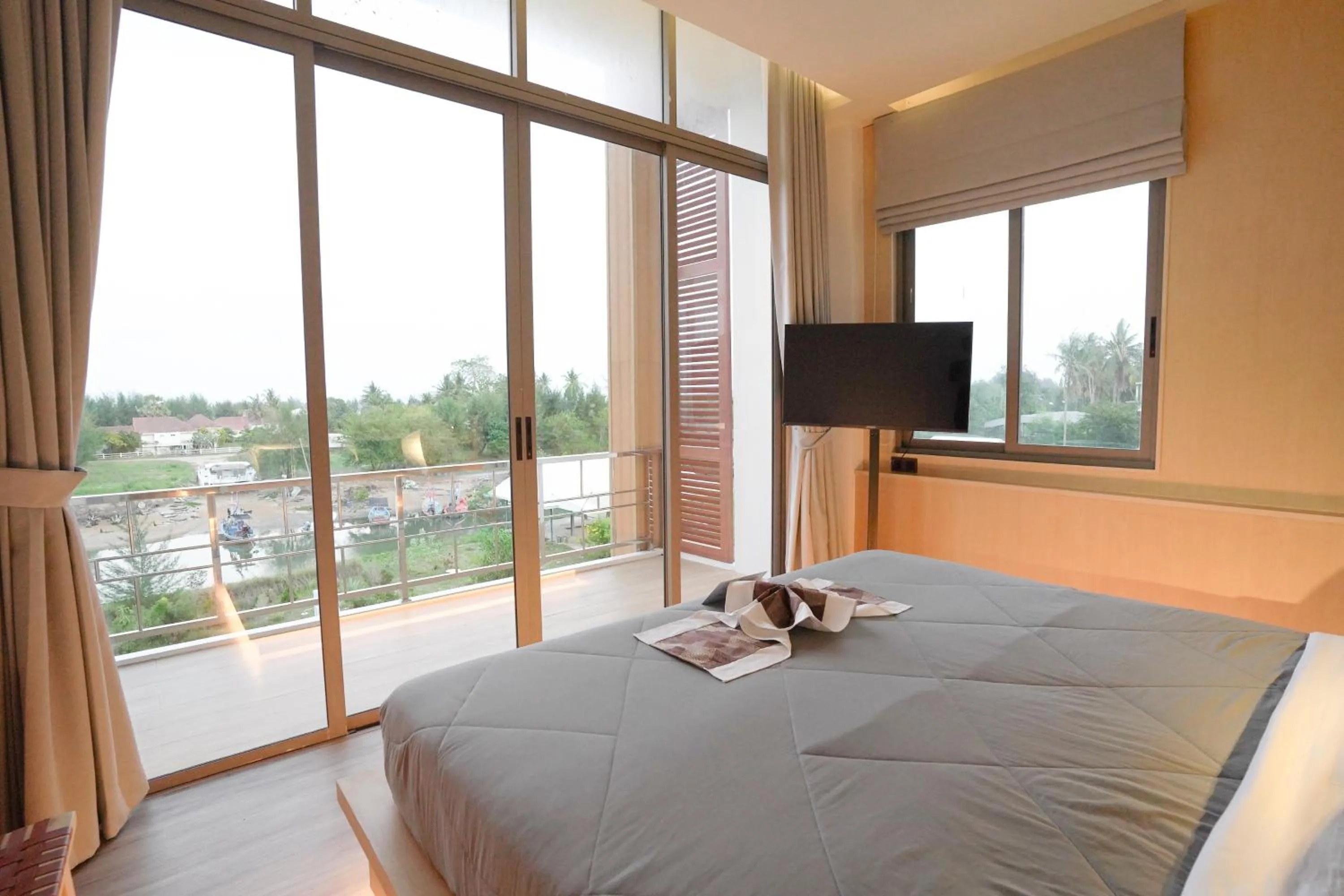 Koh Talu On Shore Hotel & Resort