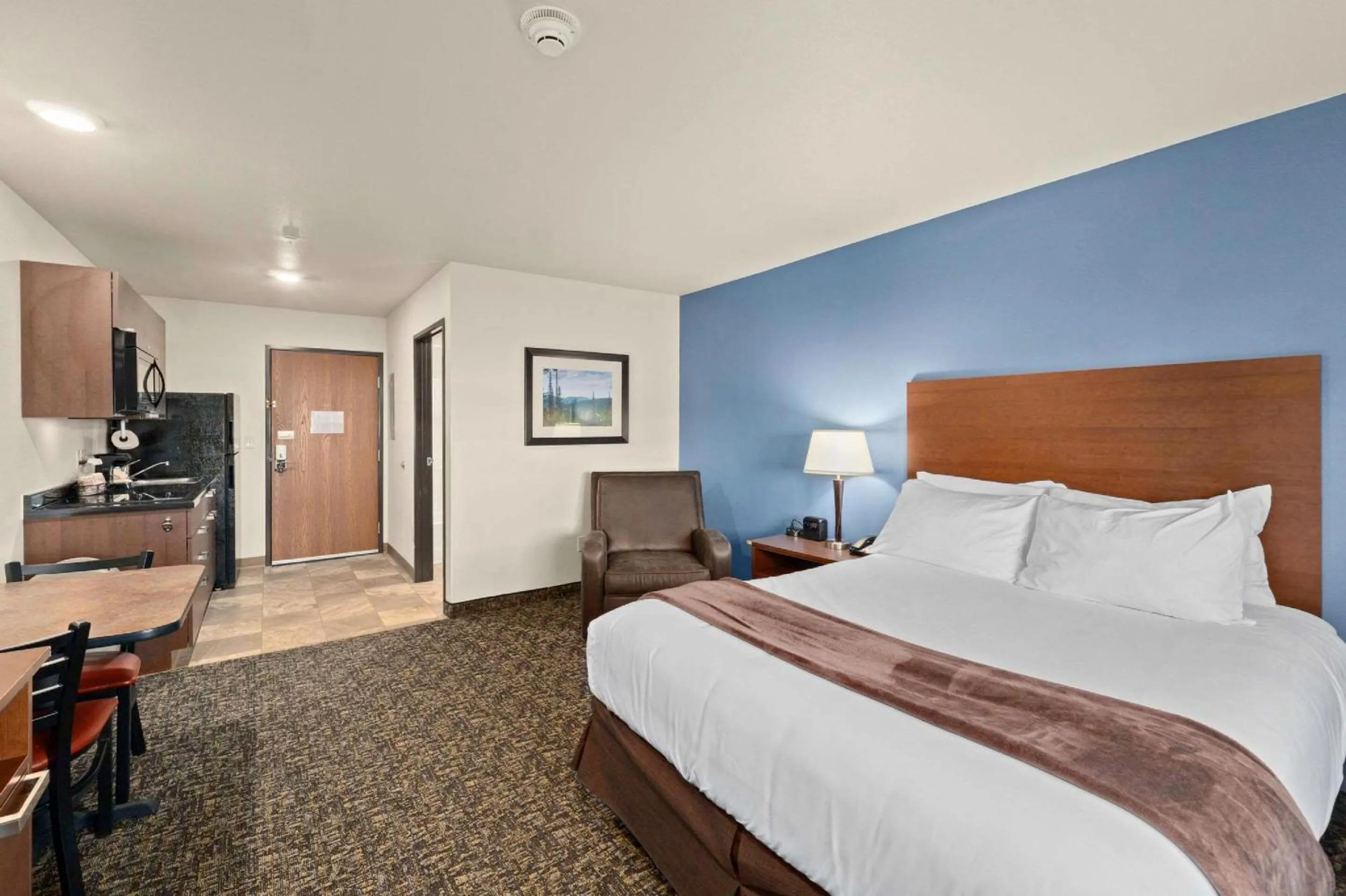 Bedroom, Bed in MainStay Suites Spokane Valley
