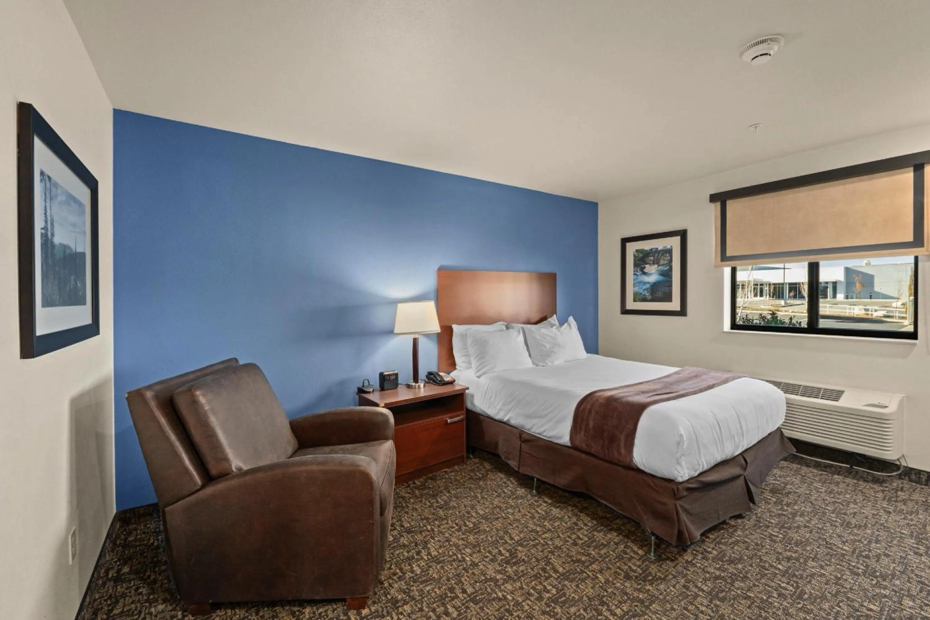 Bedroom, Bed in MainStay Suites Spokane Valley