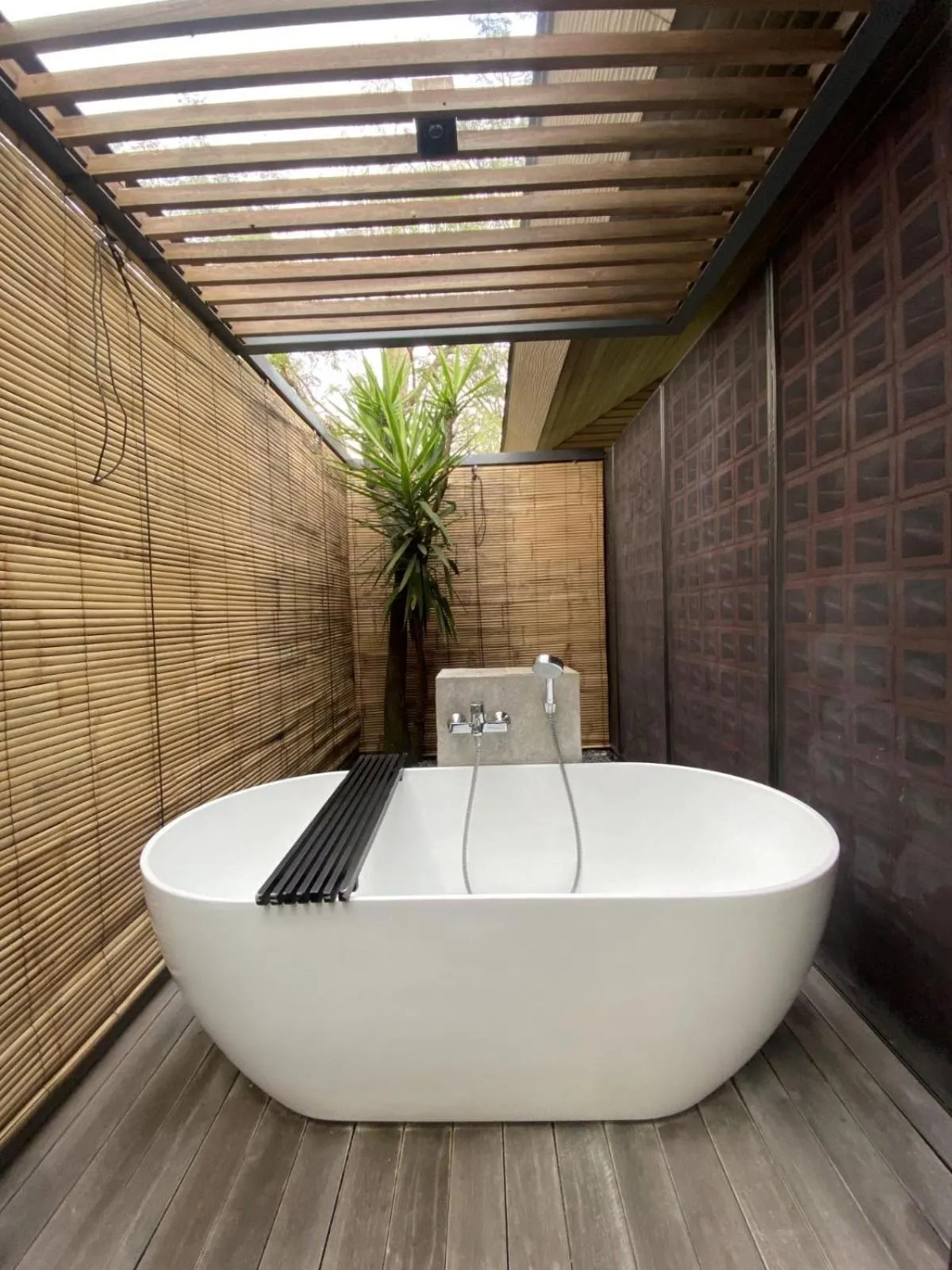Bath in Djoglo Luxury Bungalow
