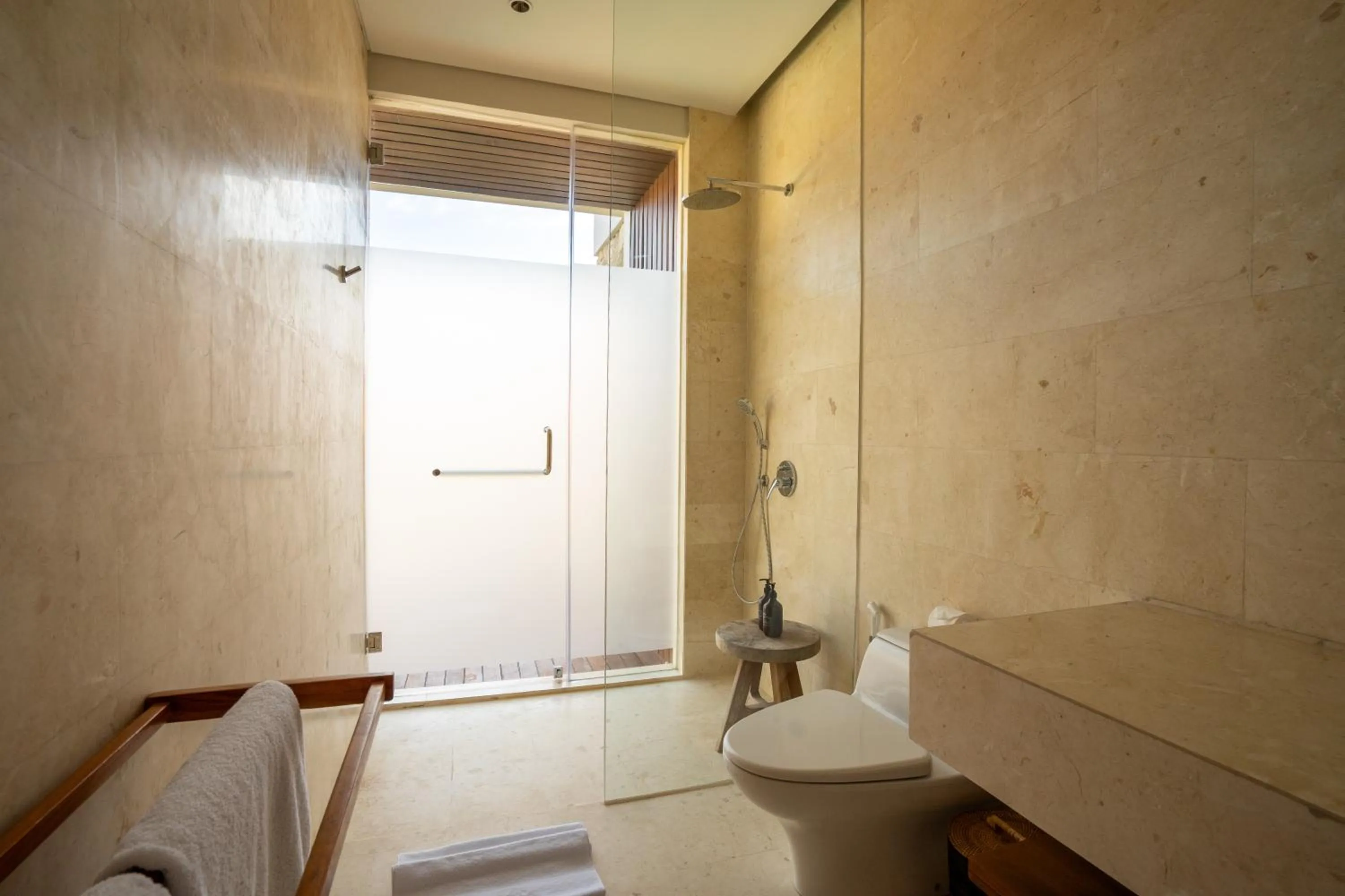 Bathroom in Amarta Beach Retreat by Nakula