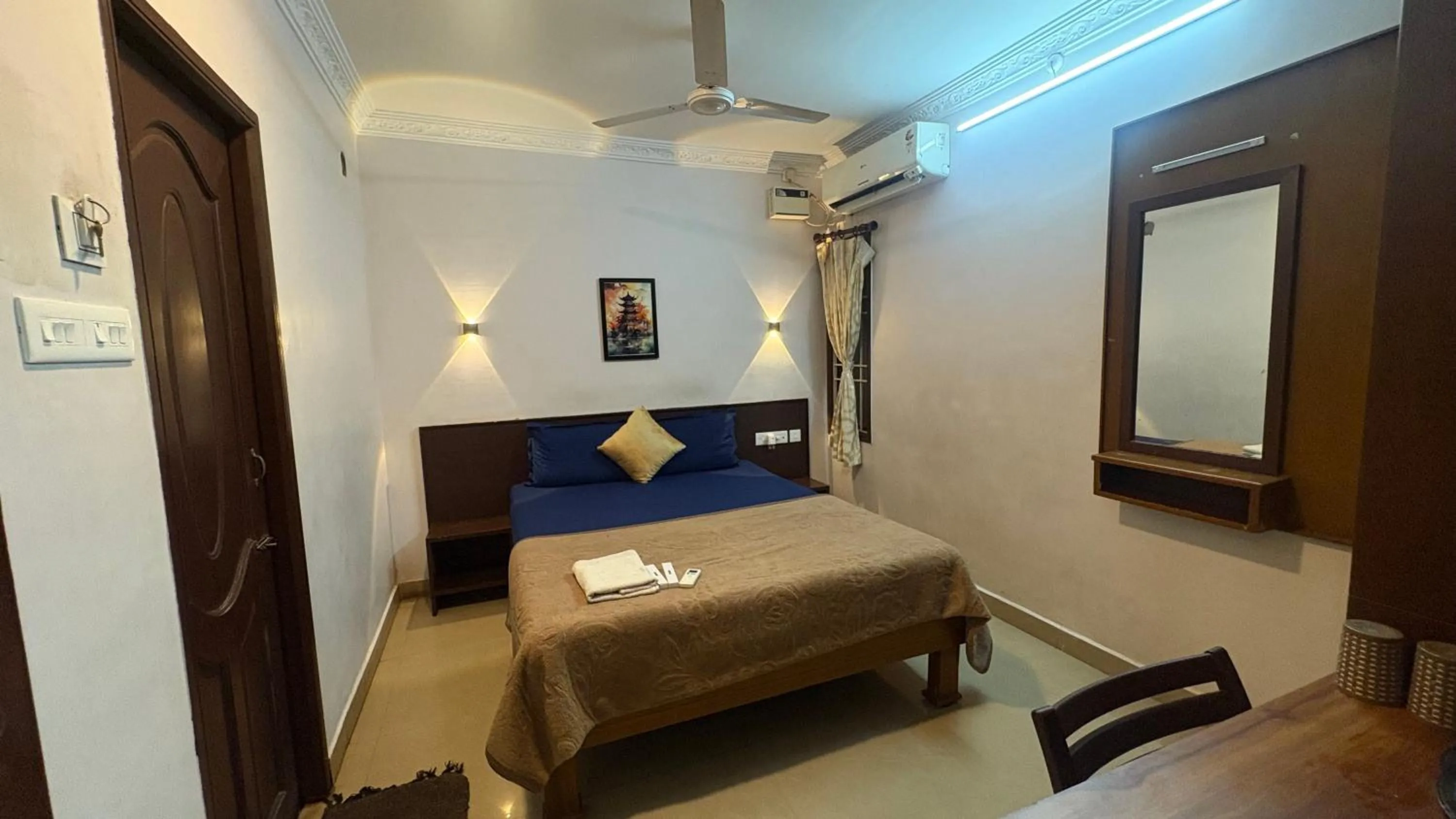 Photo of the whole room, Bed in Nest Budget Inn