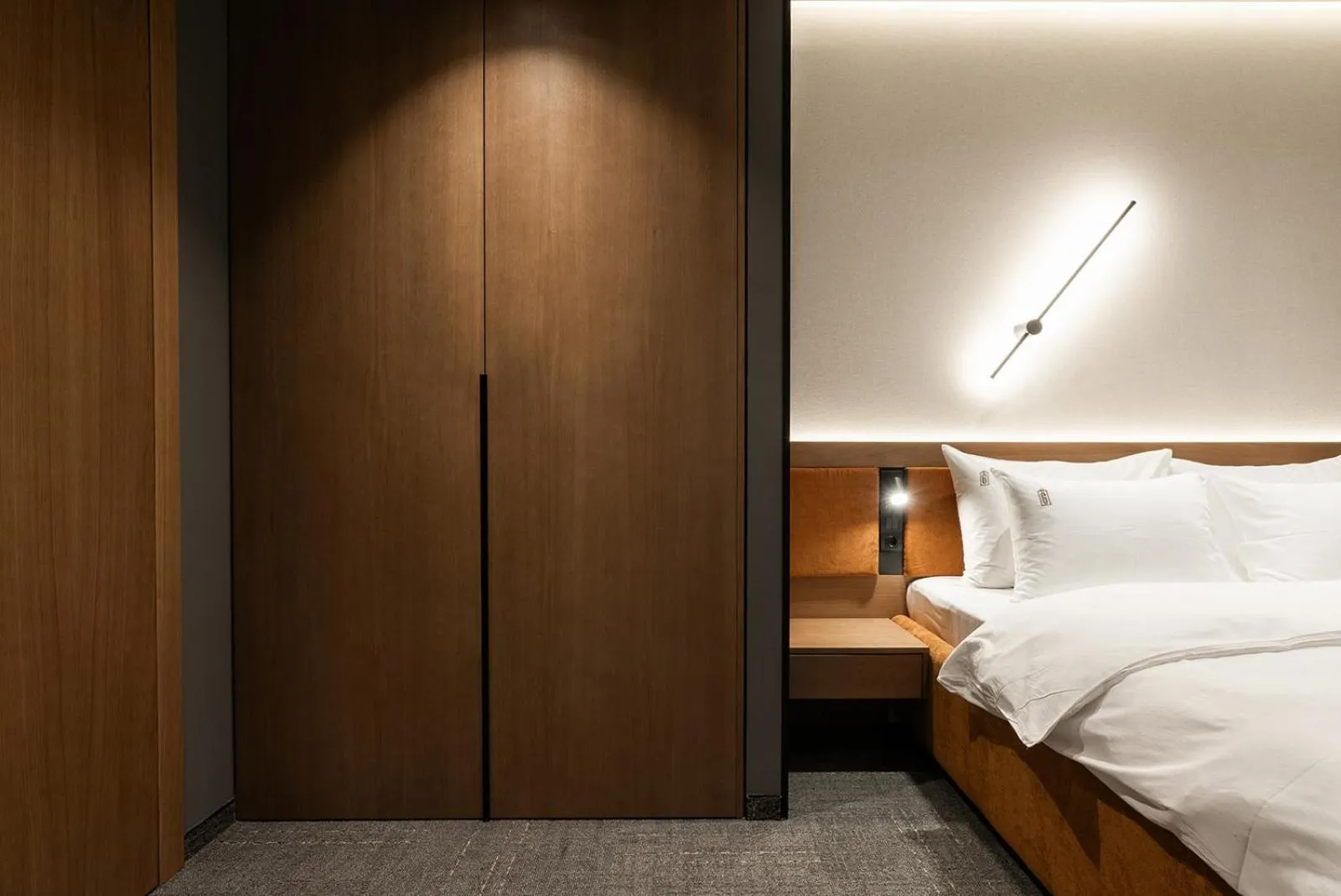 wardrobe, Bed in Garni Hotel Galeria