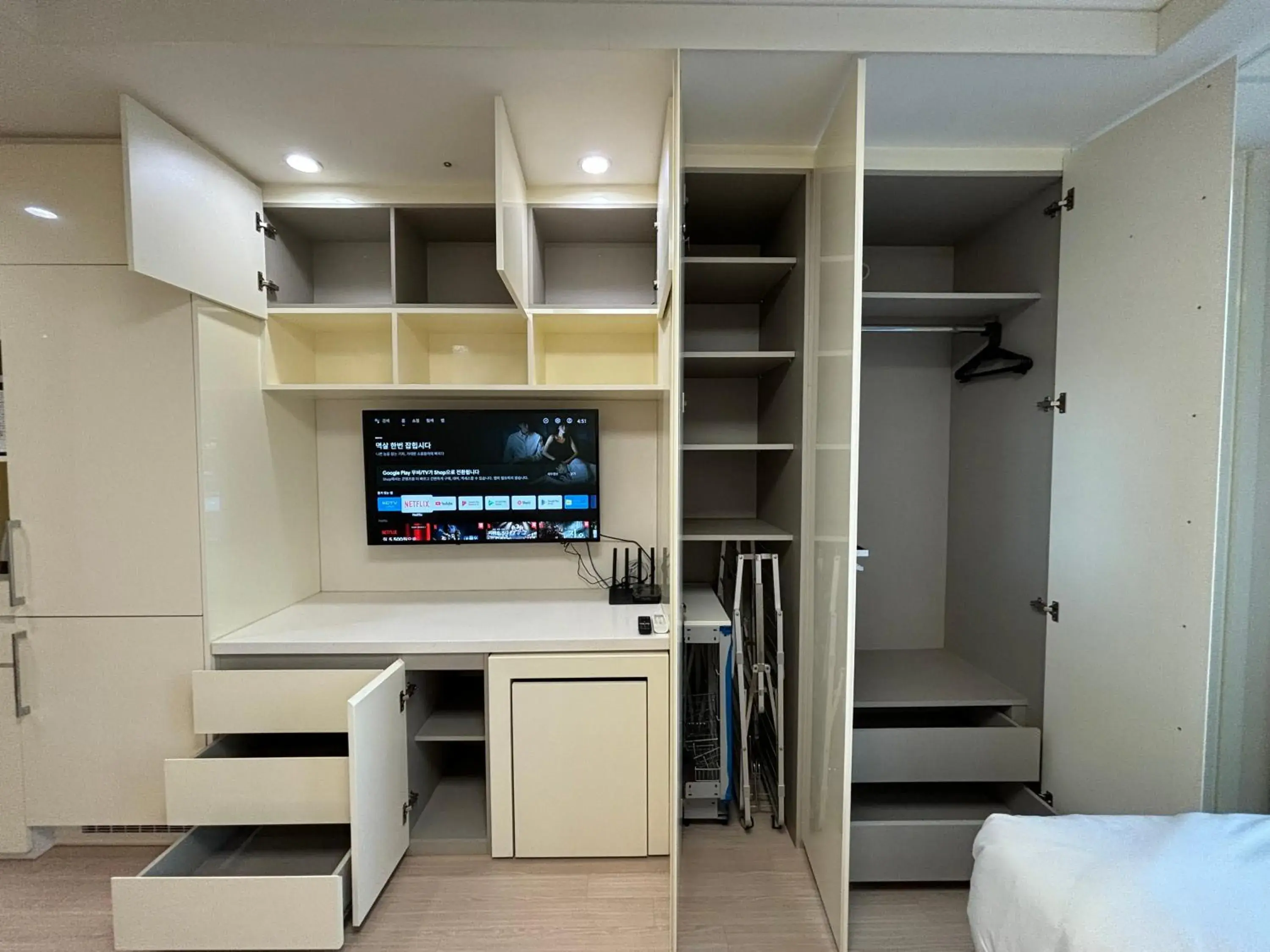 Photo of the whole room, Bed in The Hide City Photo of the whole room, Bed in The Hide City