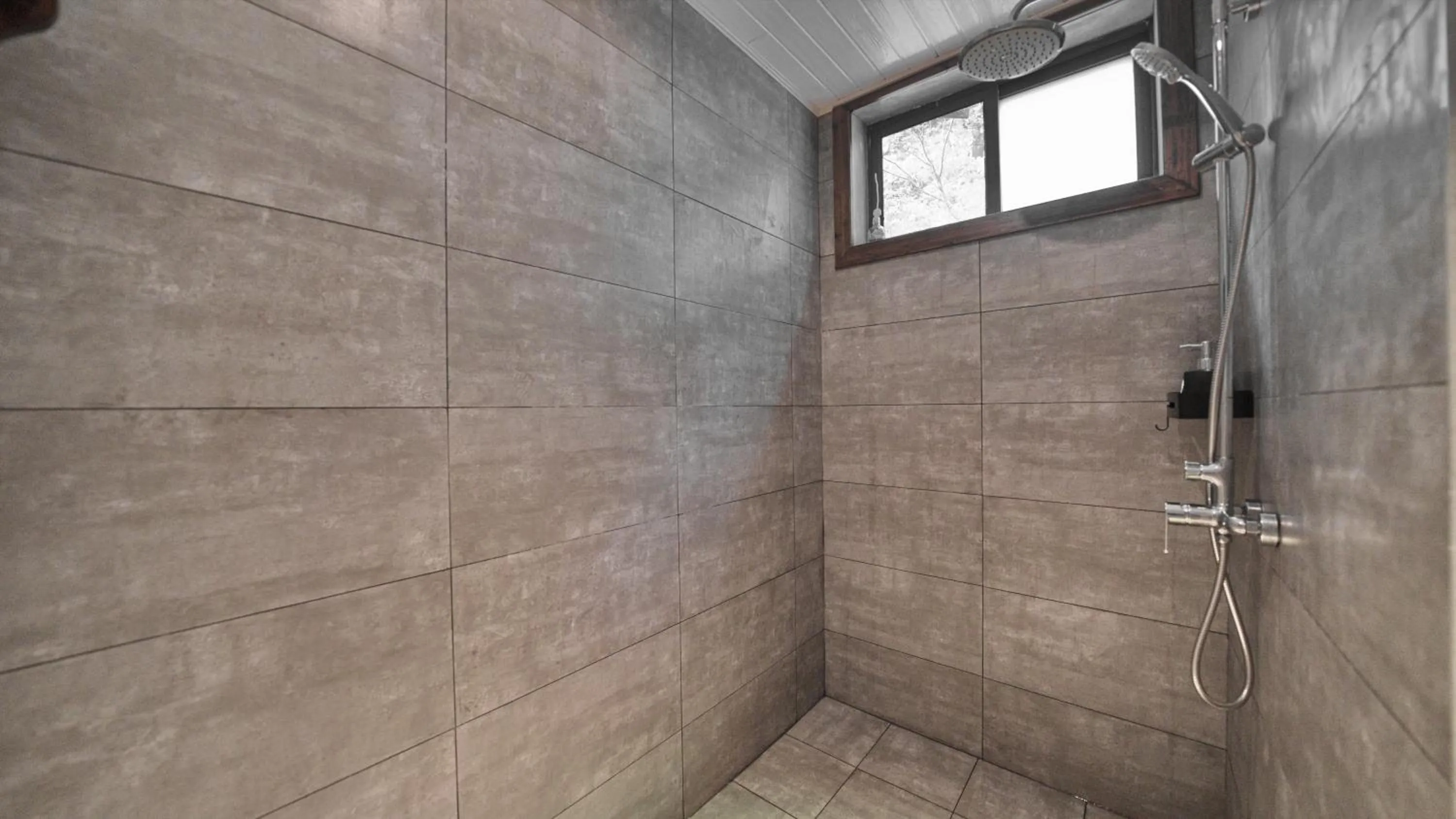 Shower in Yangshuo Mountain Retreat