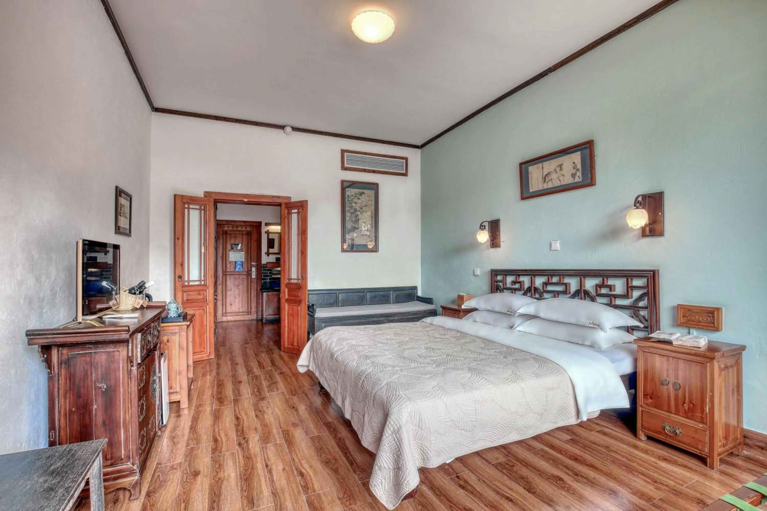 Photo of the whole room, Bed in Yangshuo Mountain Retreat