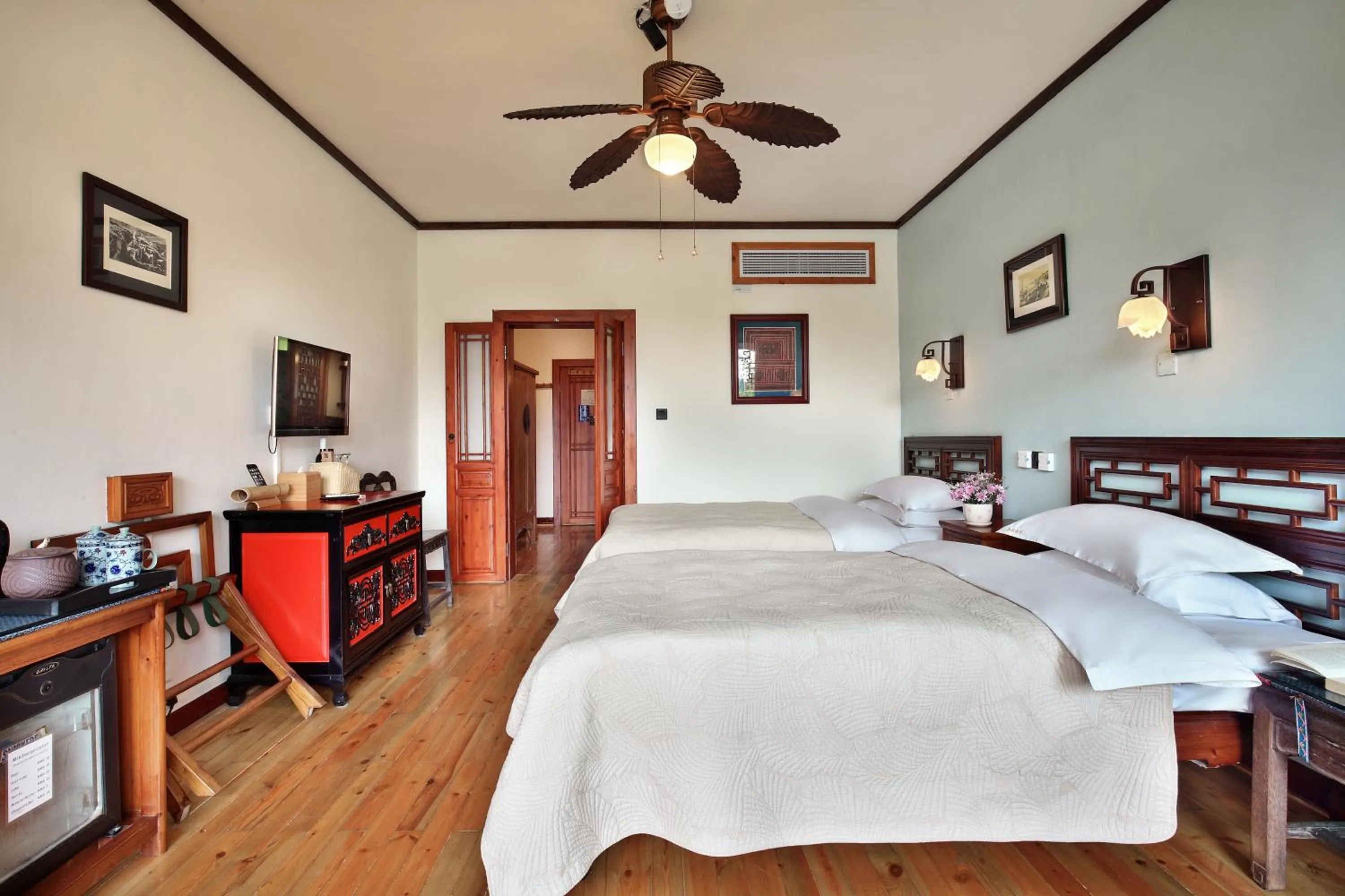 Photo of the whole room, Bed in Yangshuo Mountain Retreat