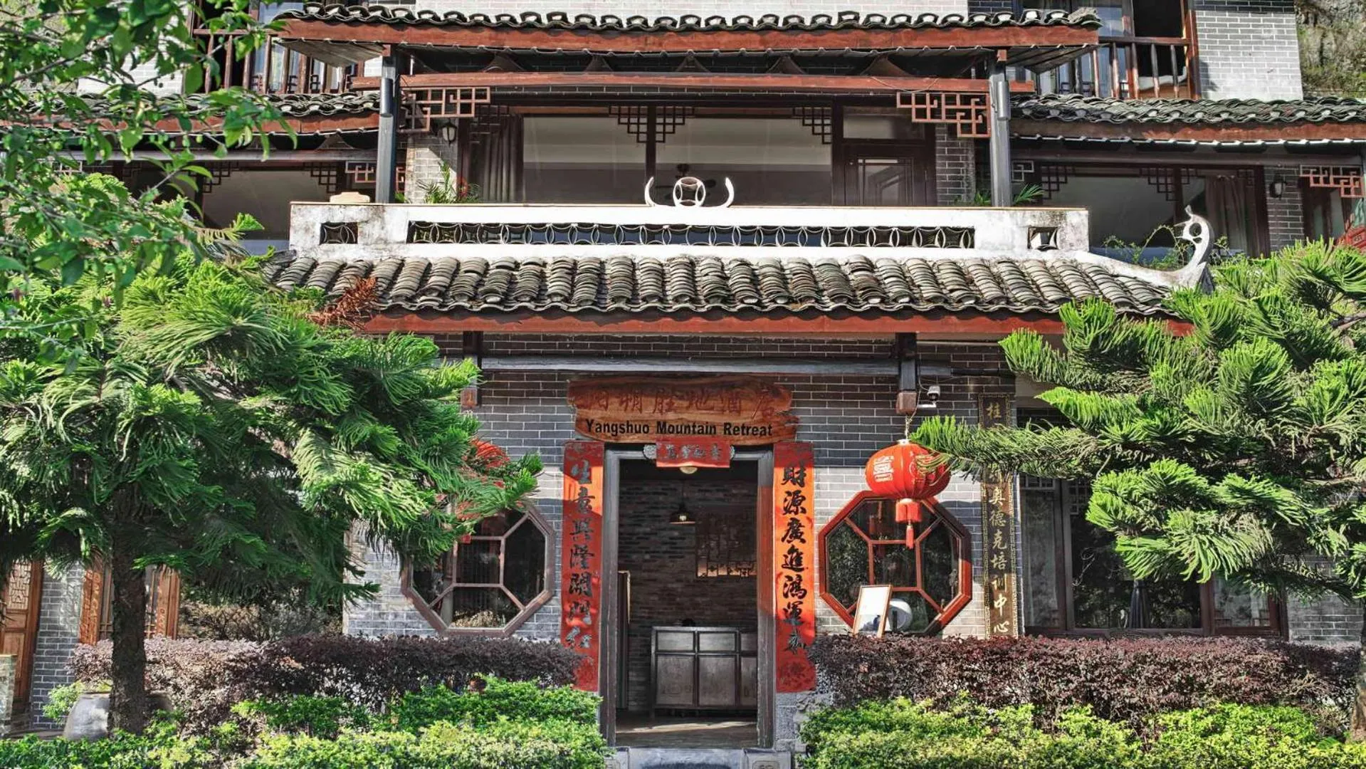 Facade/entrance in Yangshuo Mountain Retreat