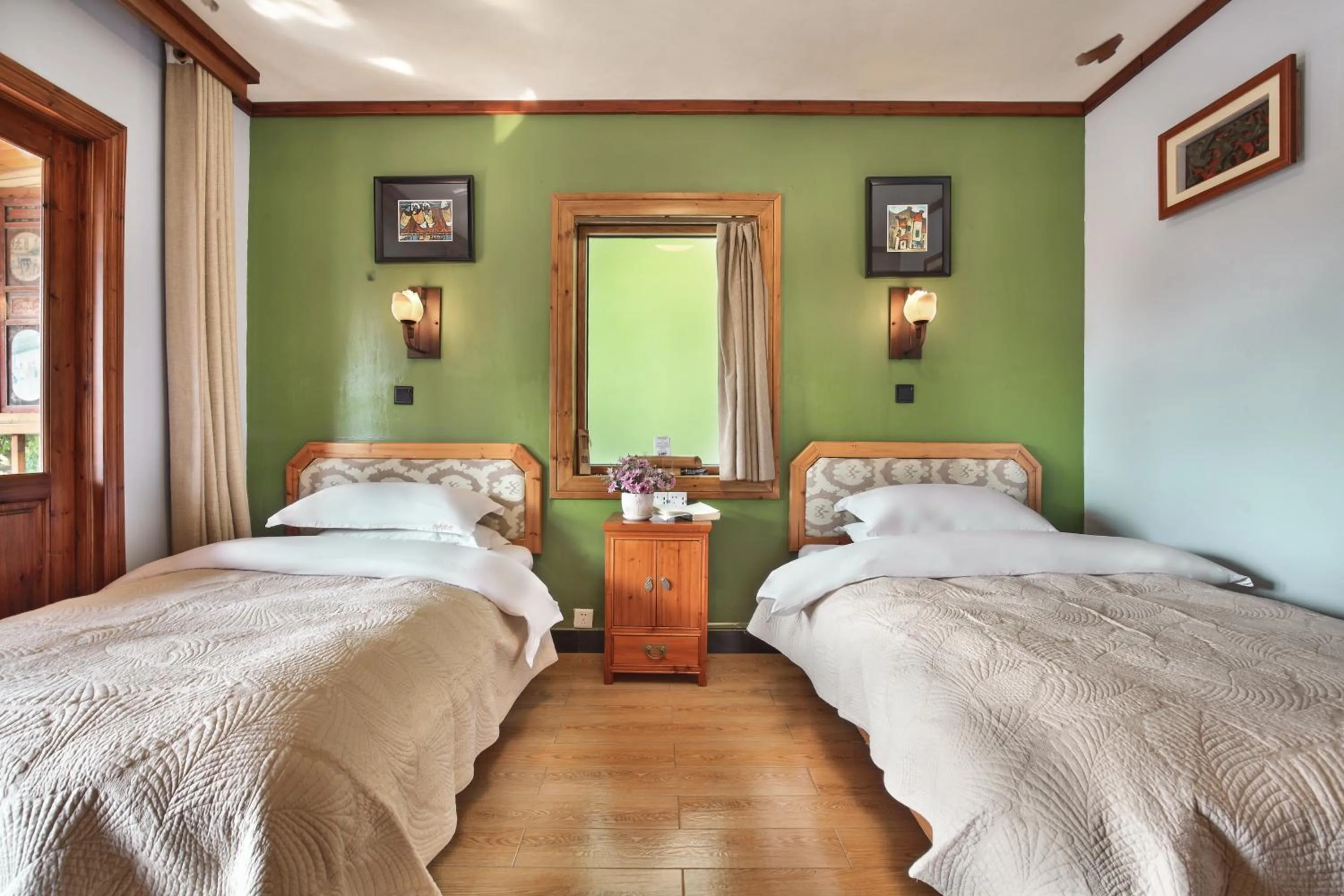 Bed in Yangshuo Mountain Retreat