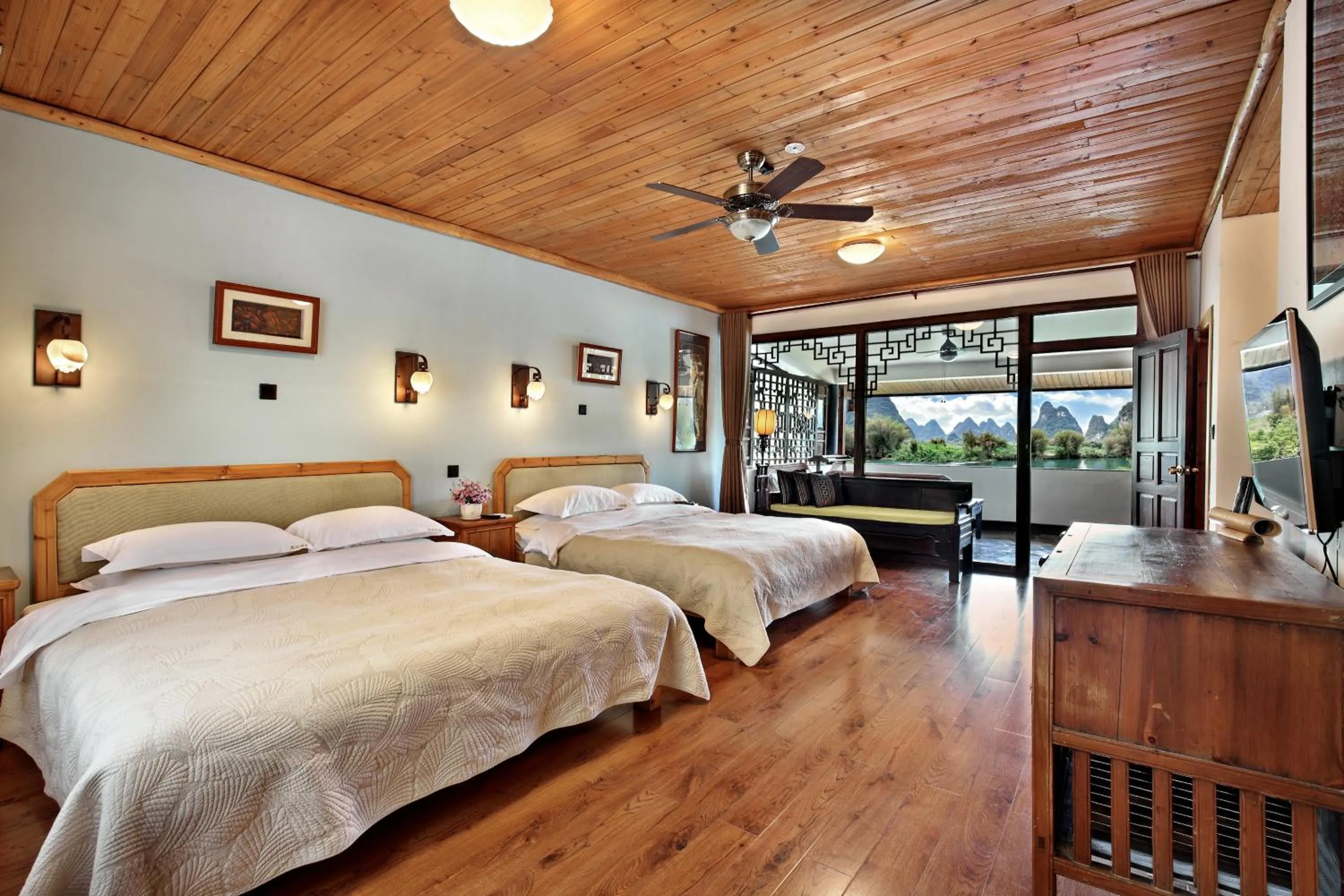 Photo of the whole room, Bed in Yangshuo Mountain Retreat