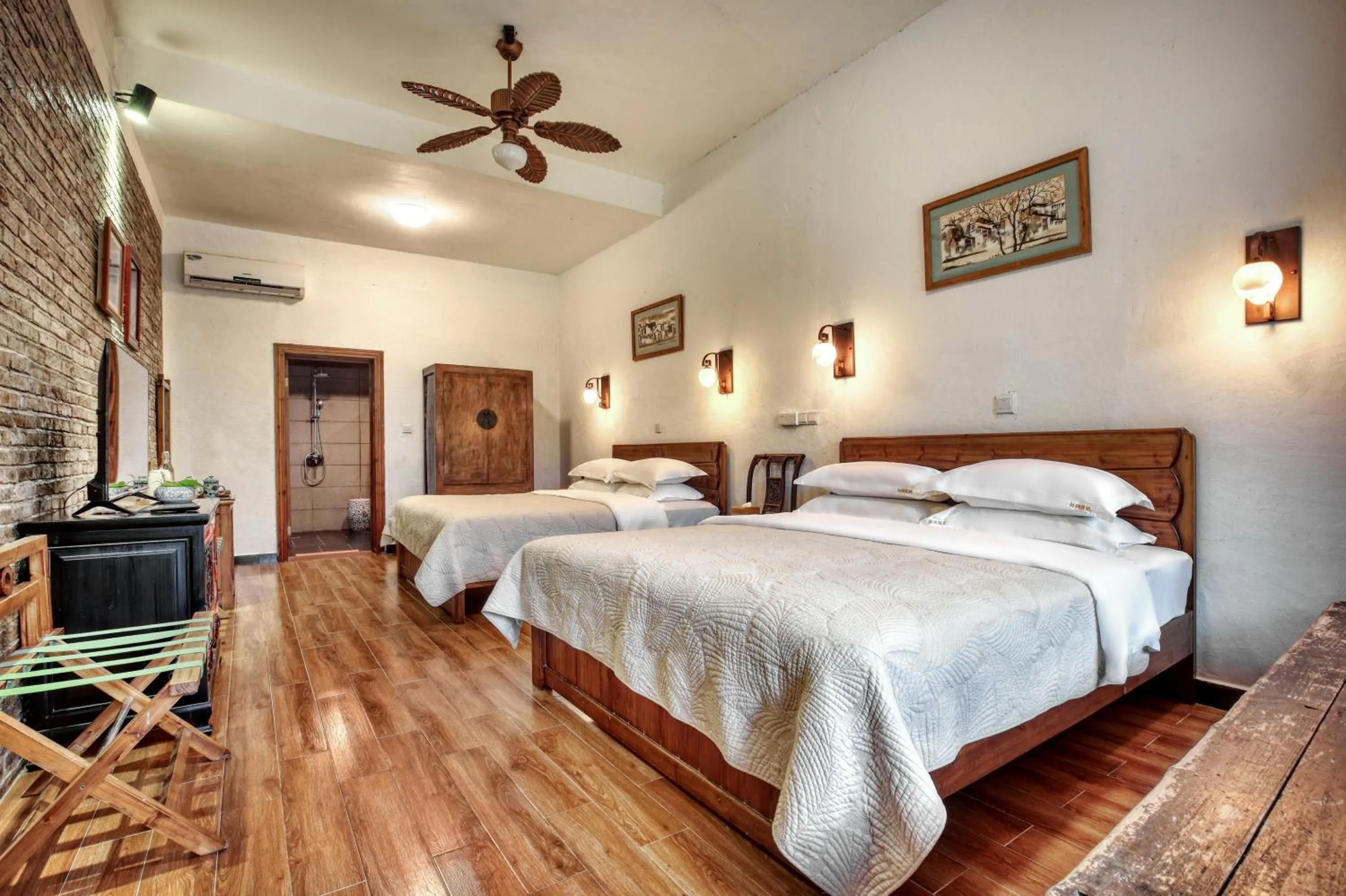 Photo of the whole room, Bed in Yangshuo Mountain Retreat