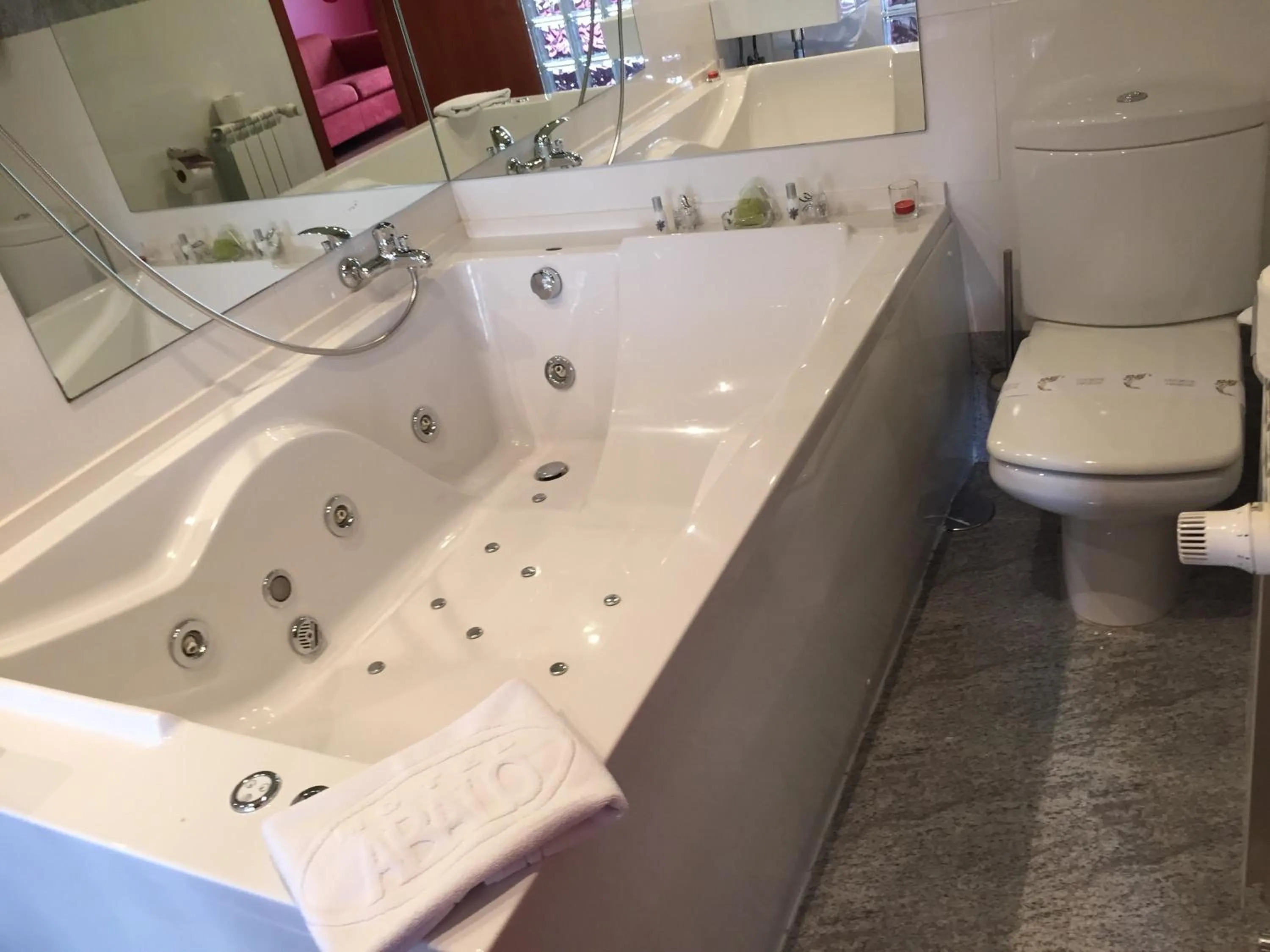 Hot Tub in Motel Abalo