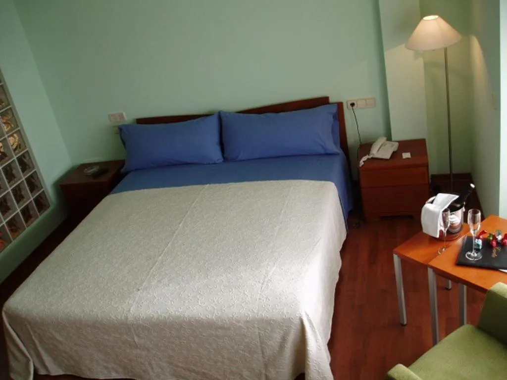 Photo of the whole room in Motel Abalo