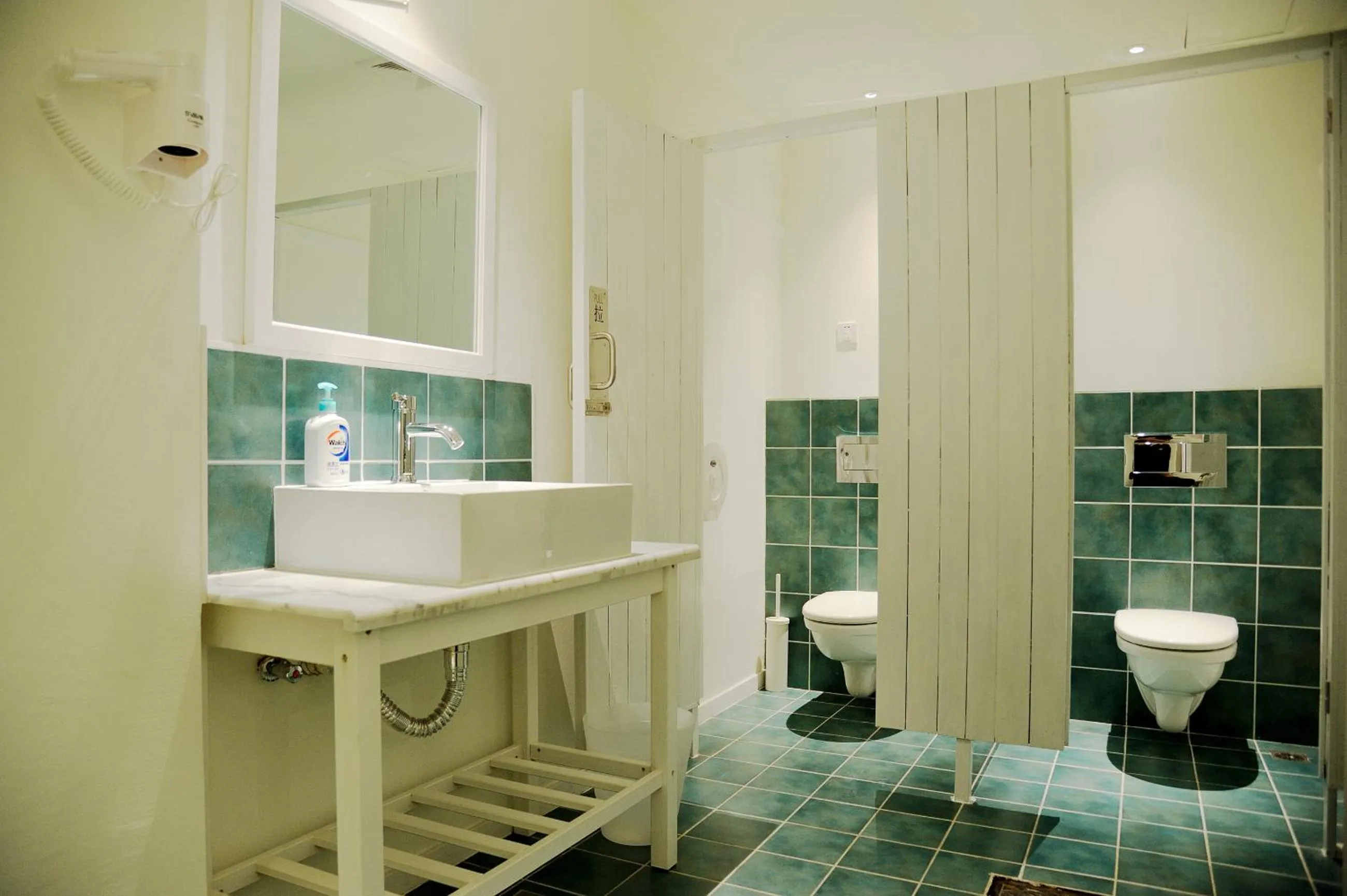 Bathroom in Peking Station Hostel