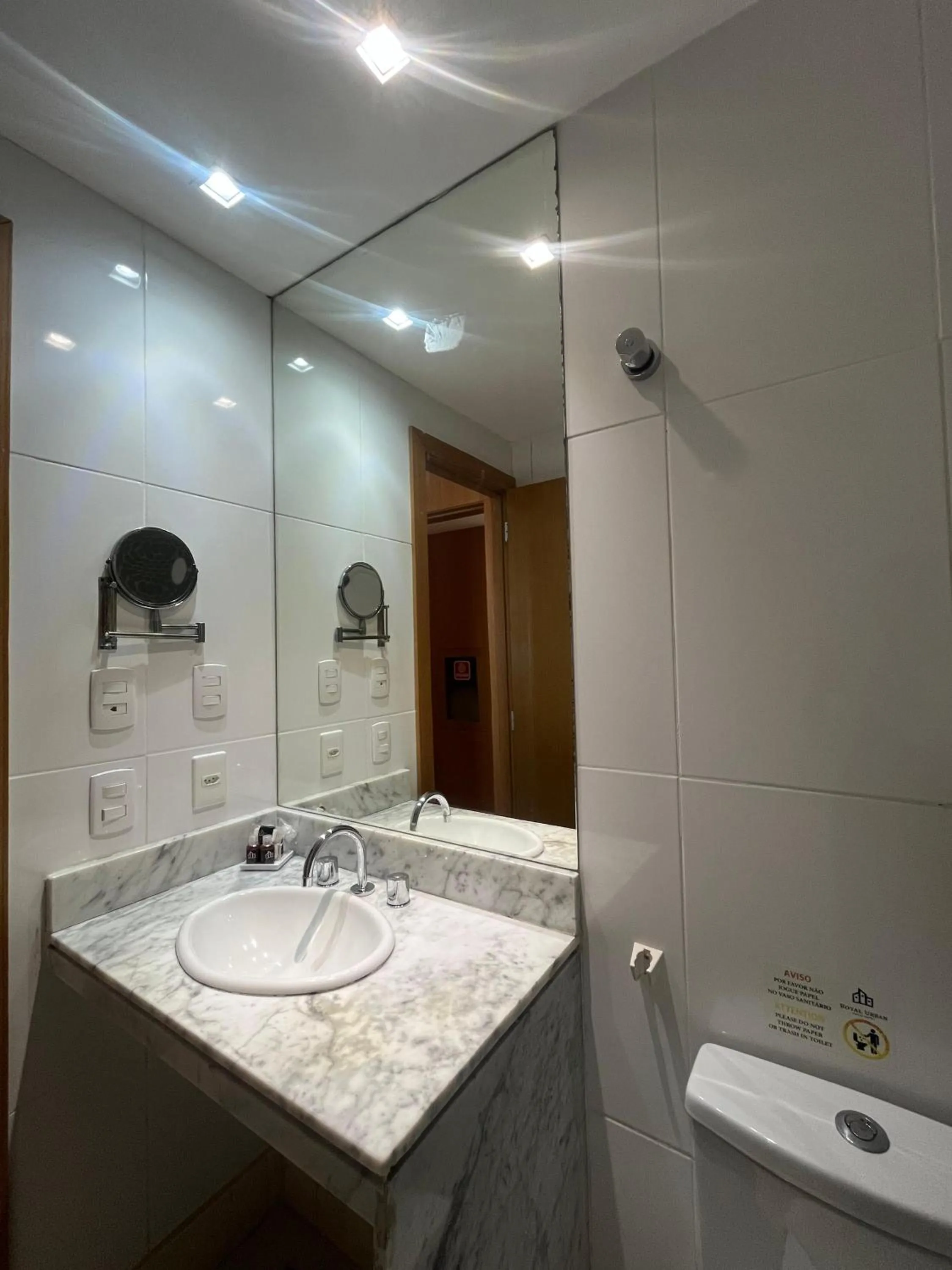 Shower in Royal Urban Macaé Hotel