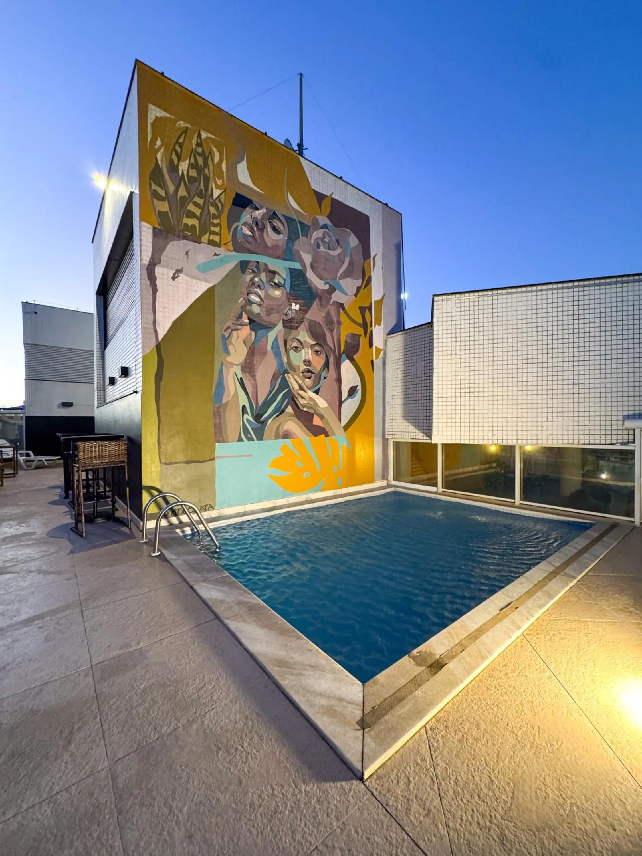 Pool view in Royal Urban Macaé Hotel