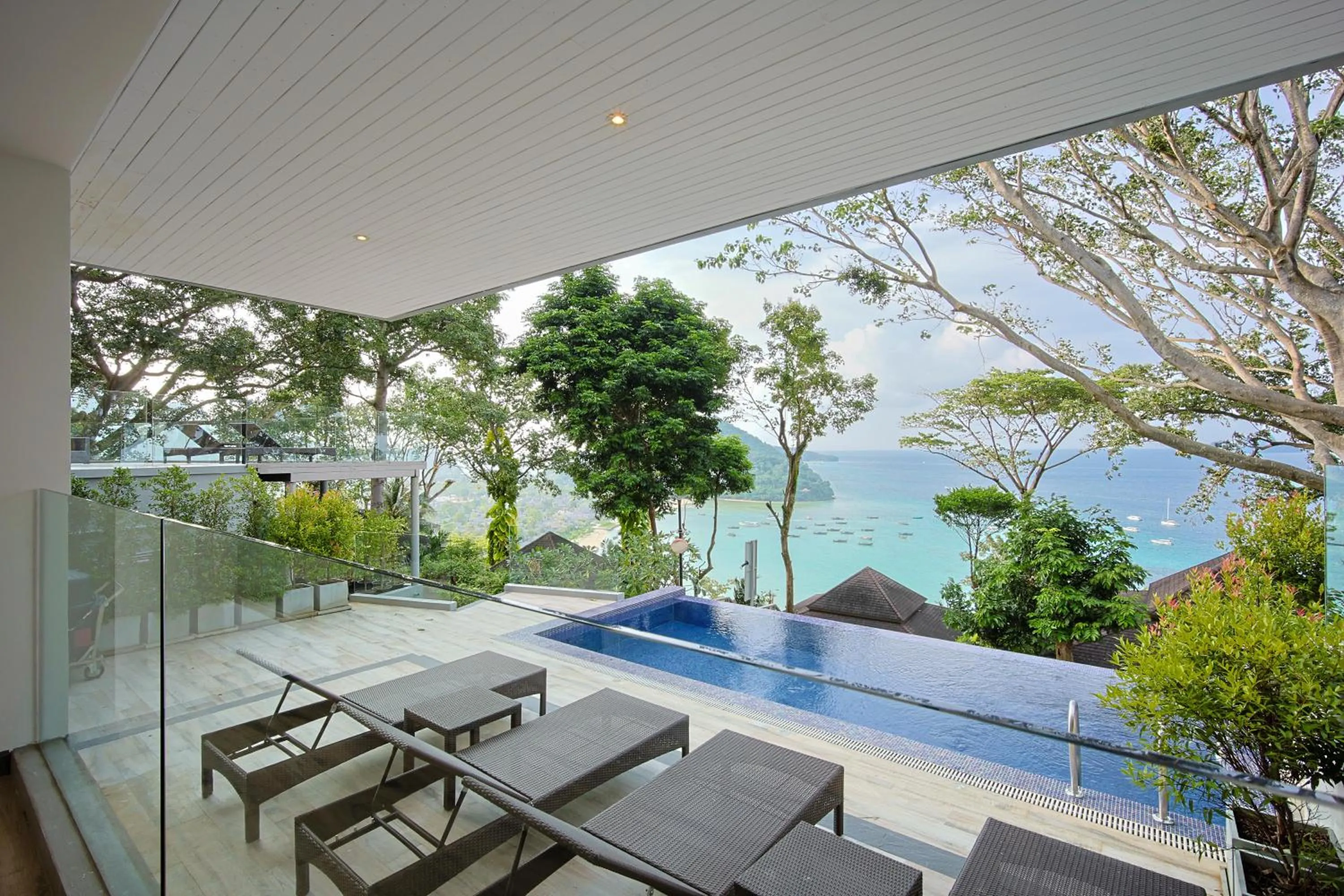 Swimming pool in Centara Villas Phi Phi Island