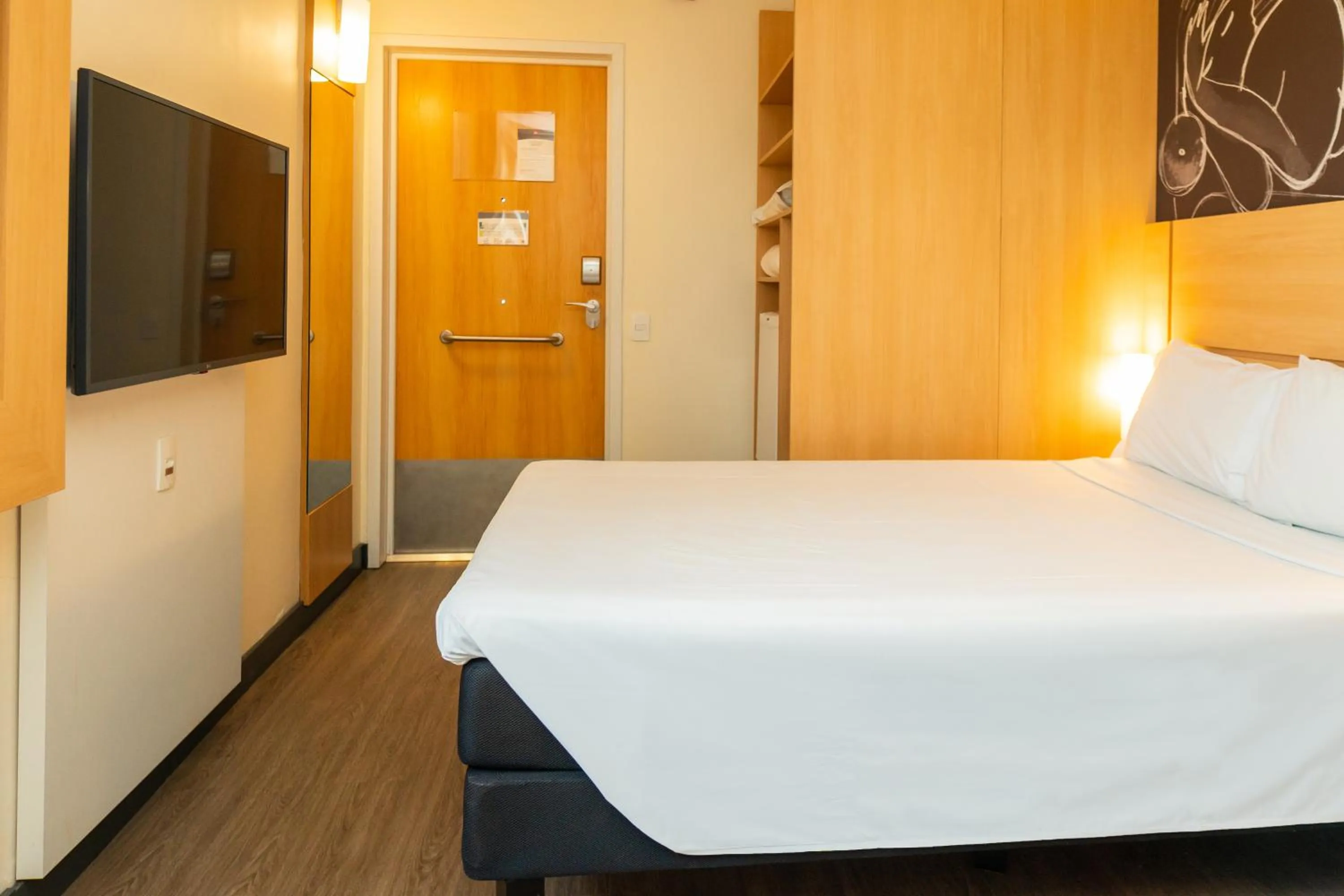 Bedroom, Bed in Ibis Porto Alegre Assis Brasil