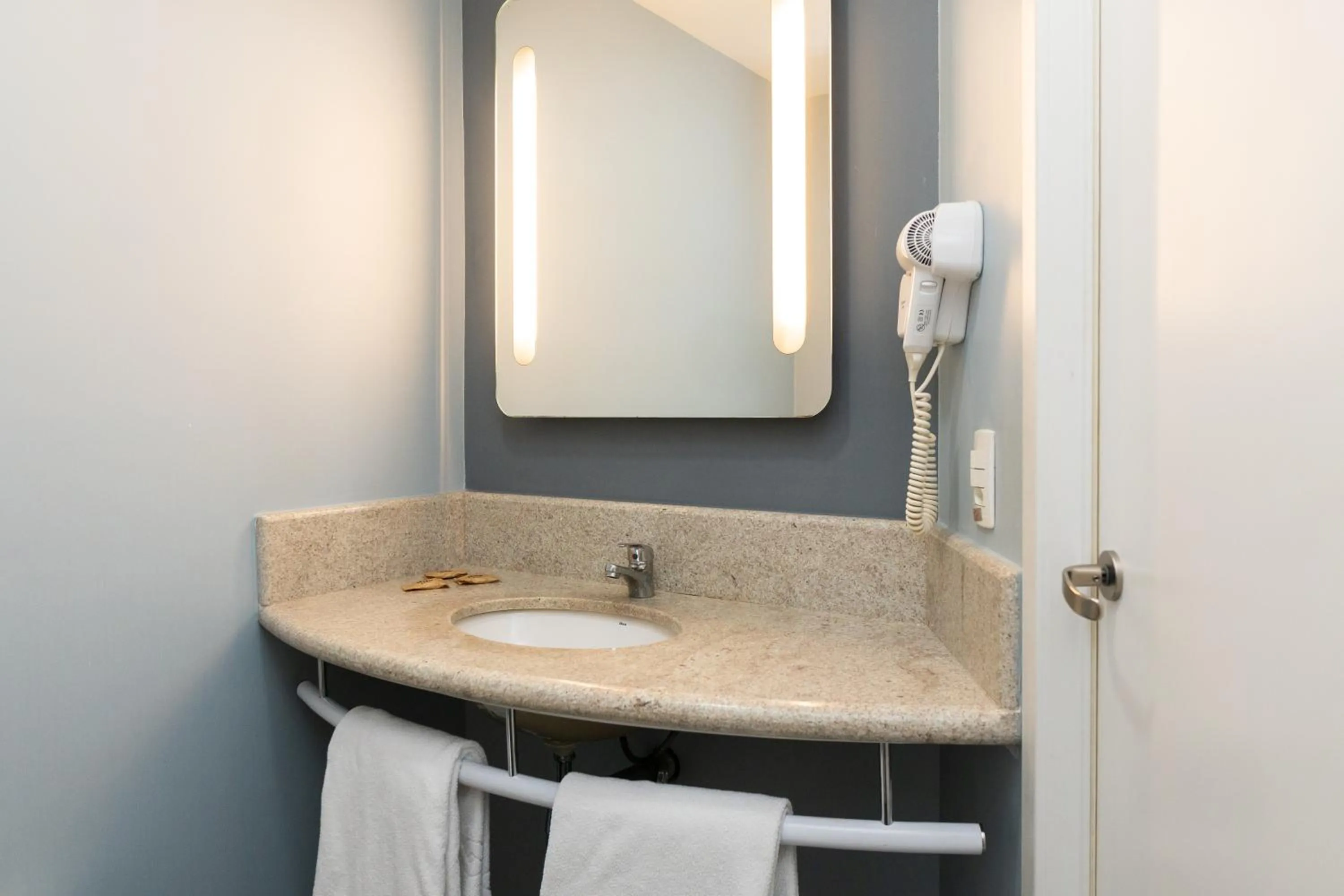 Bathroom in Ibis Porto Alegre Assis Brasil