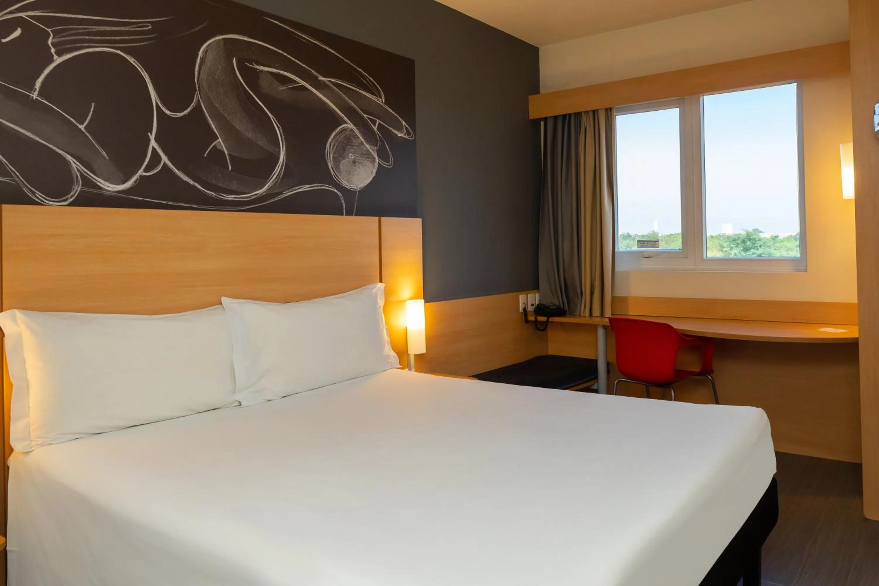 Bedroom, Bed in Ibis Porto Alegre Assis Brasil