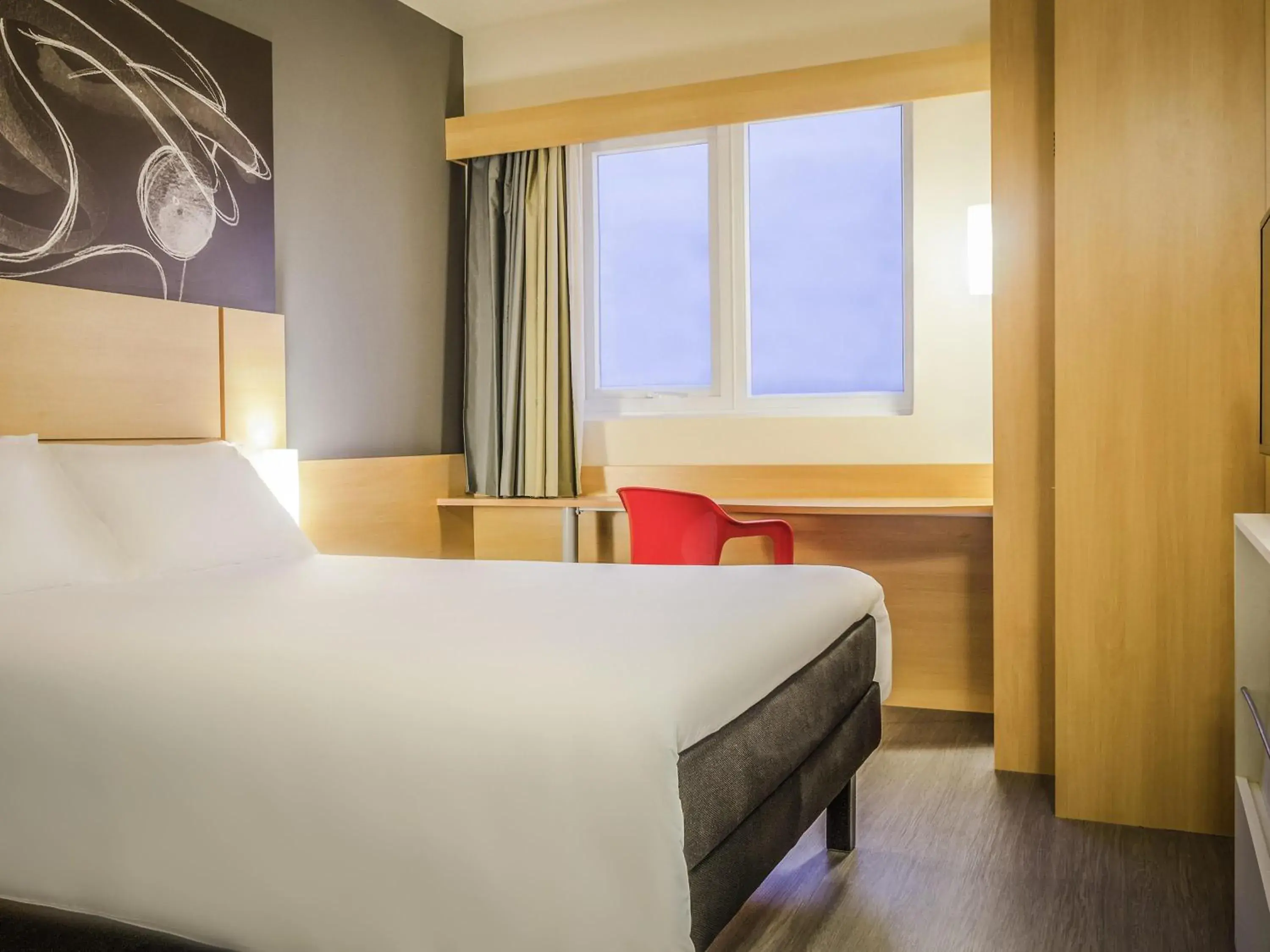 Bedroom, Bed in Ibis Porto Alegre Assis Brasil Bedroom, Bed in Ibis Porto Alegre Assis Brasil