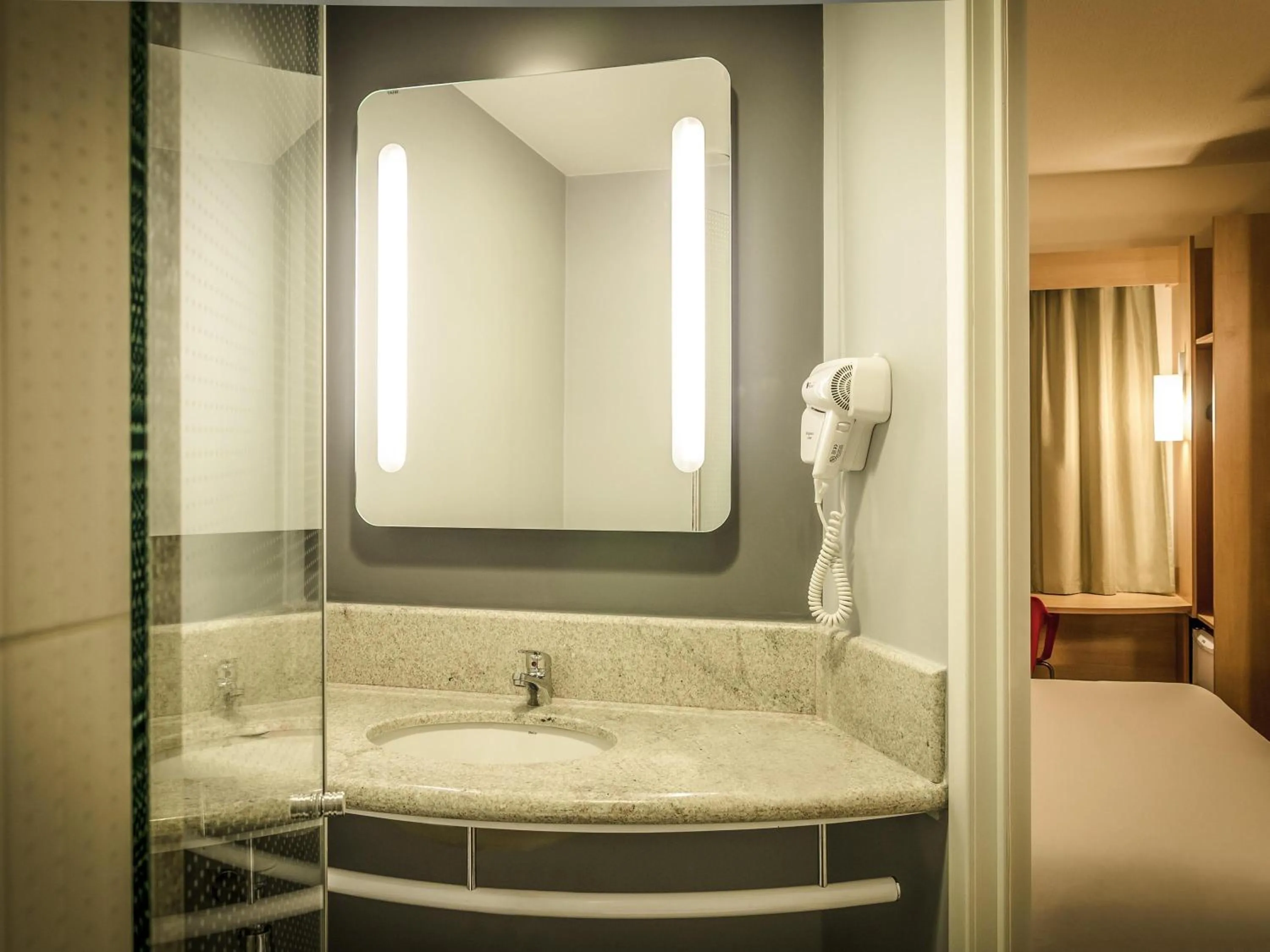 Bedroom, Bed in Ibis Porto Alegre Assis Brasil