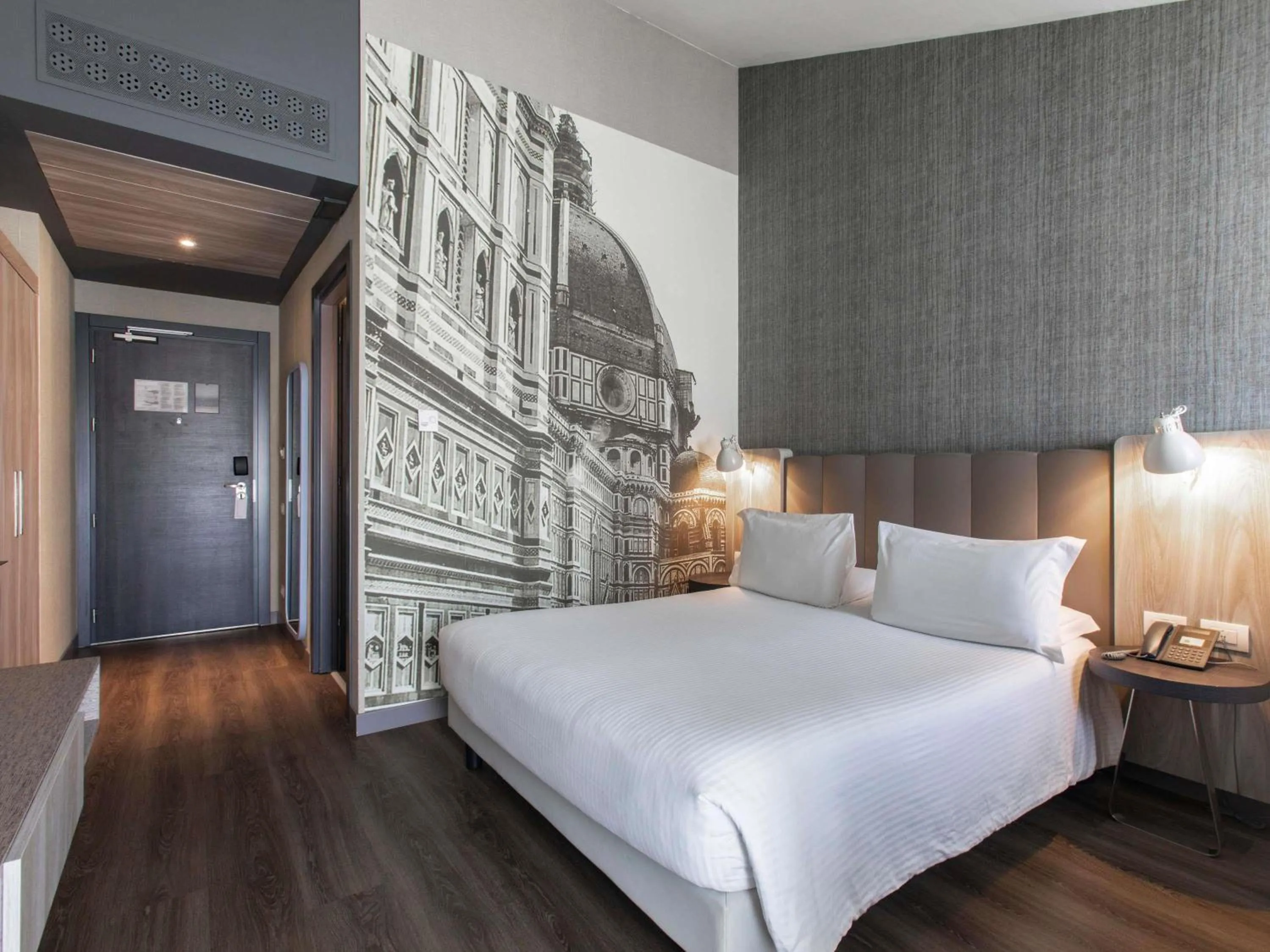 Property building, Bed in Mercure Firenze Centro