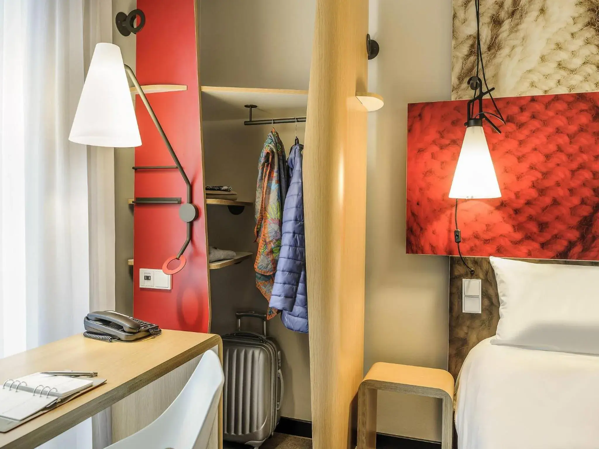 Bedroom, Bed in Ibis Berlin Hauptbahnhof Bedroom, Bed in Ibis Berlin Hauptbahnhof