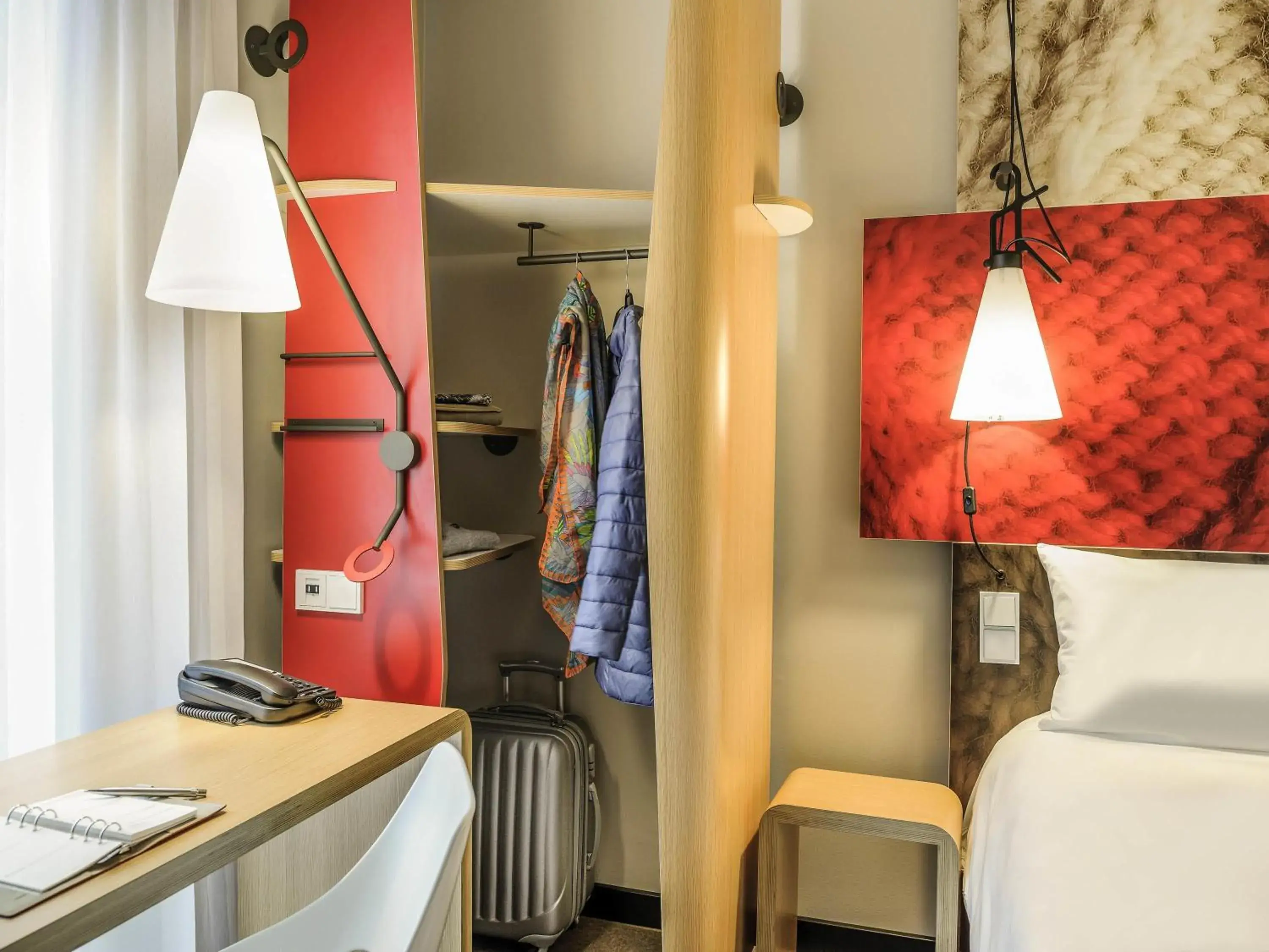 Bedroom, Bed in Ibis Berlin Hauptbahnhof Bedroom, Bed in Ibis Berlin Hauptbahnhof