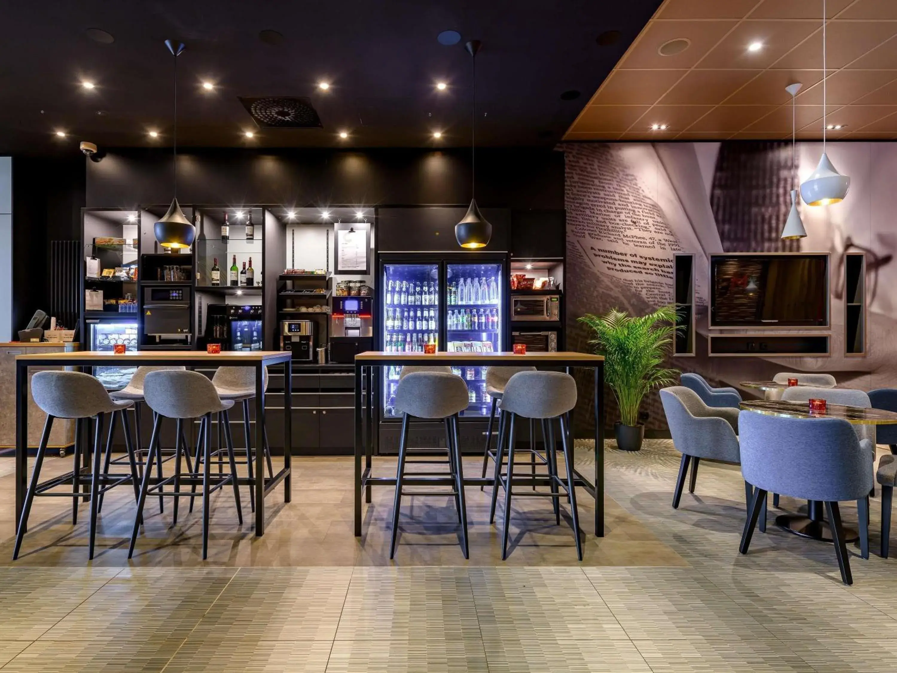 Lounge or bar in Ibis Berlin Hauptbahnhof Lounge or bar in Ibis Berlin Hauptbahnhof