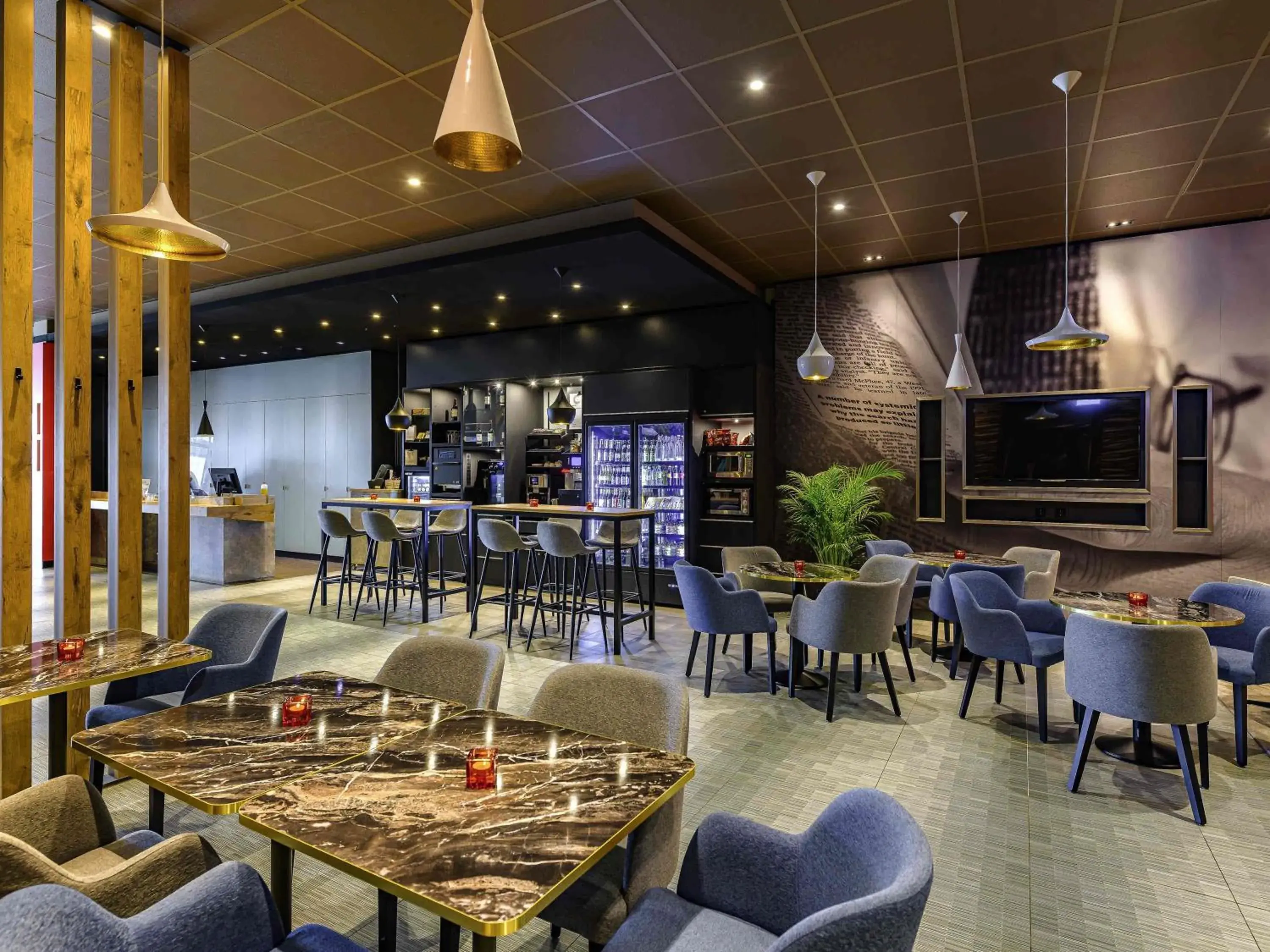 Lounge or bar in Ibis Berlin Hauptbahnhof Lounge or bar in Ibis Berlin Hauptbahnhof