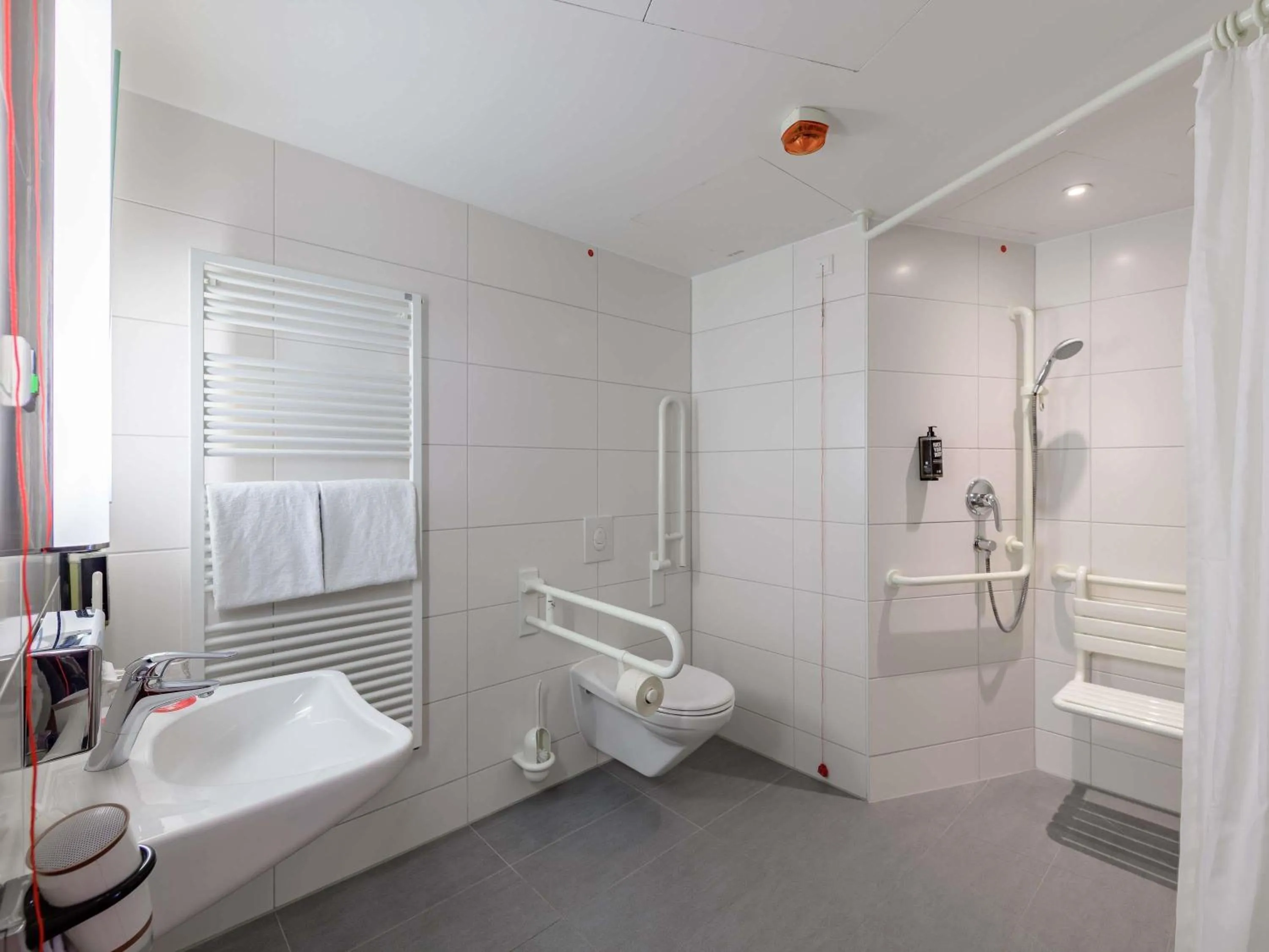 Bedroom in Ibis Berlin Hauptbahnhof