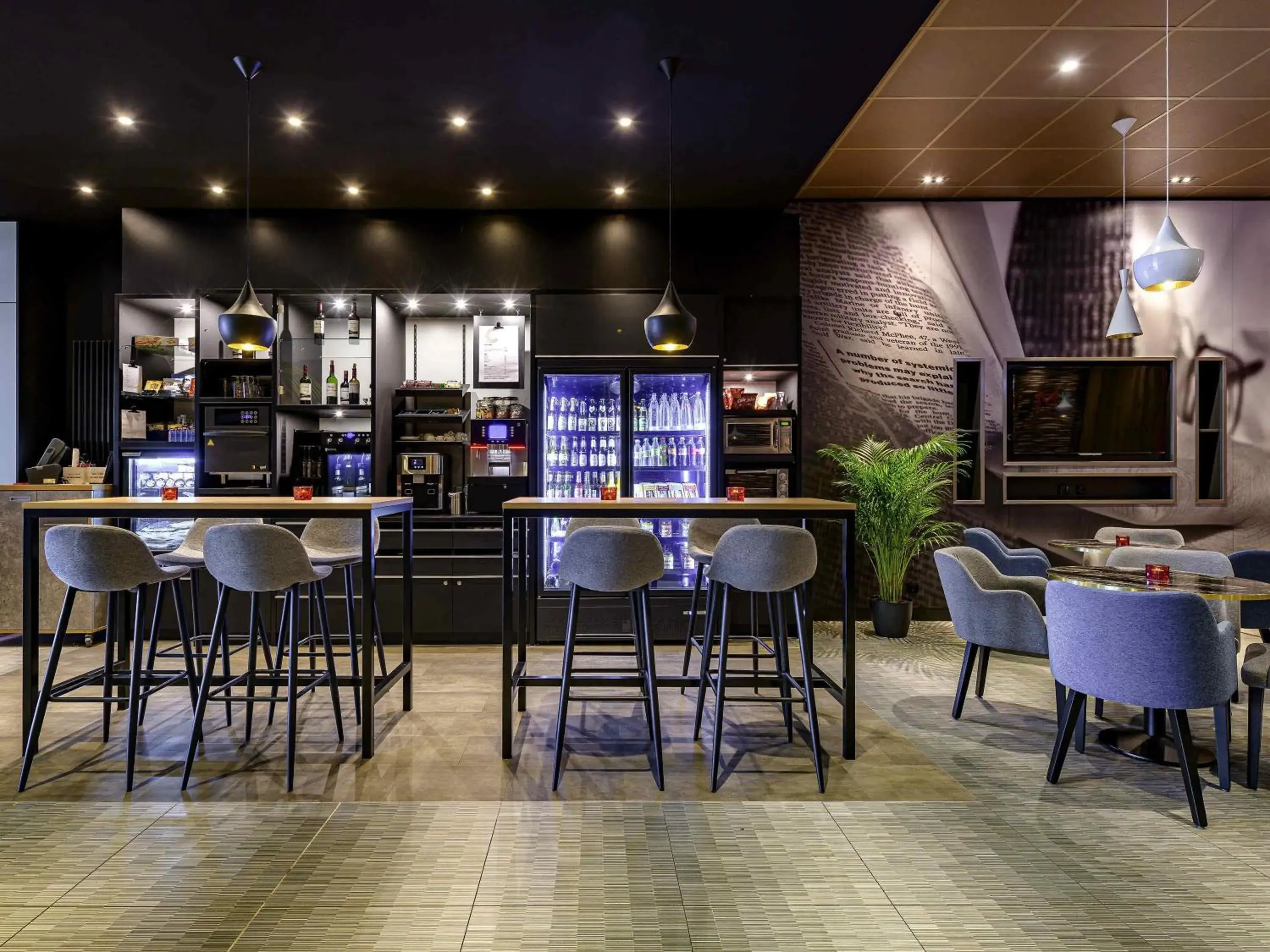 Lounge or bar in Ibis Berlin Hauptbahnhof Lounge or bar in Ibis Berlin Hauptbahnhof