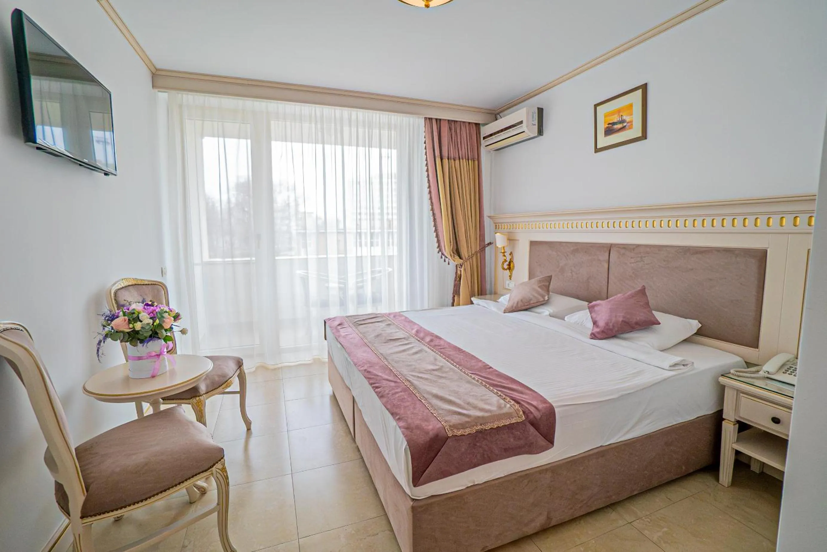 Bed in Hotel Sulina International